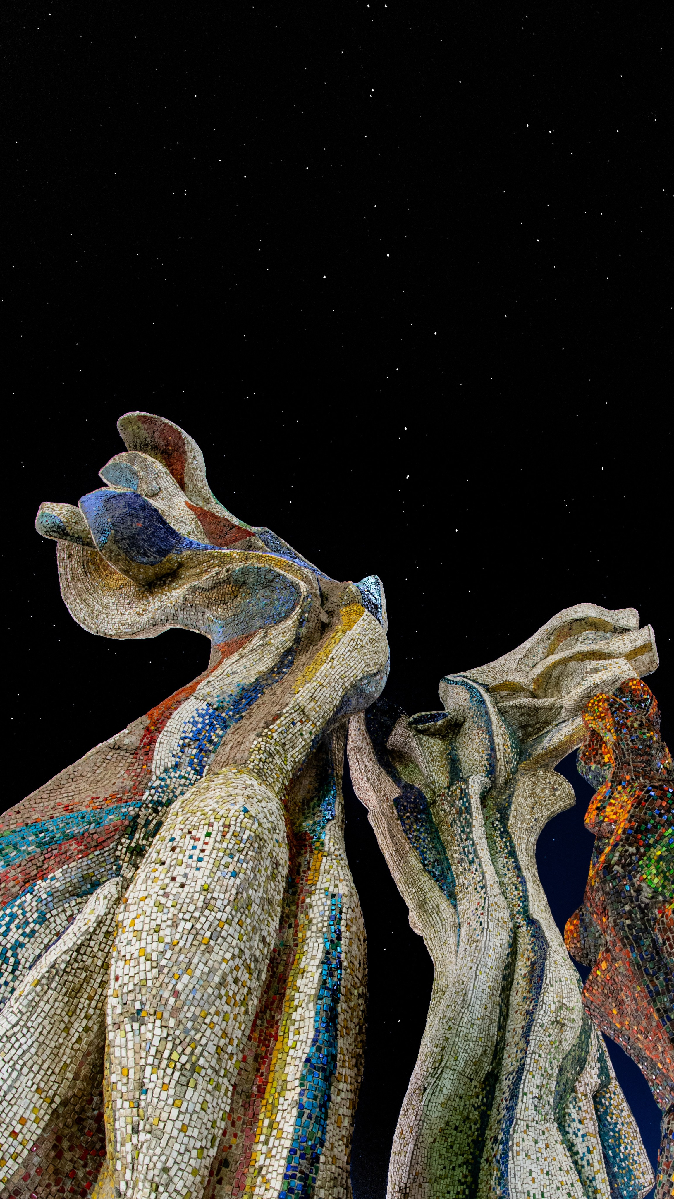 Скульптура Ильдара Ханова "Ангел хранитель" на фоне звёзд