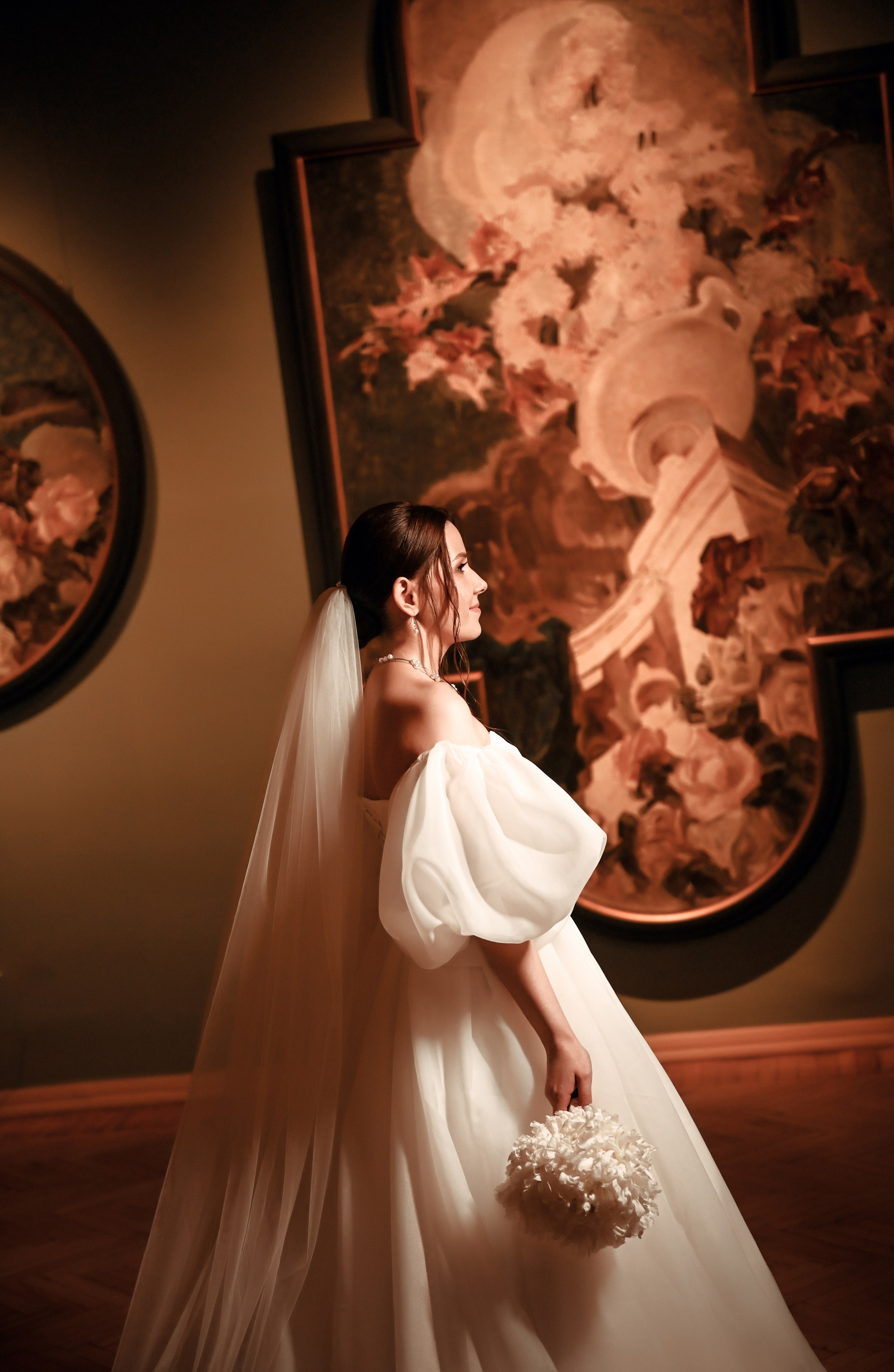 Небольшая свадебная серия в музее и прогулкой под дождем Эльмиры и Ризата. Свадебный, семейный, детский, контент фотограф в Омске Максим Ильин