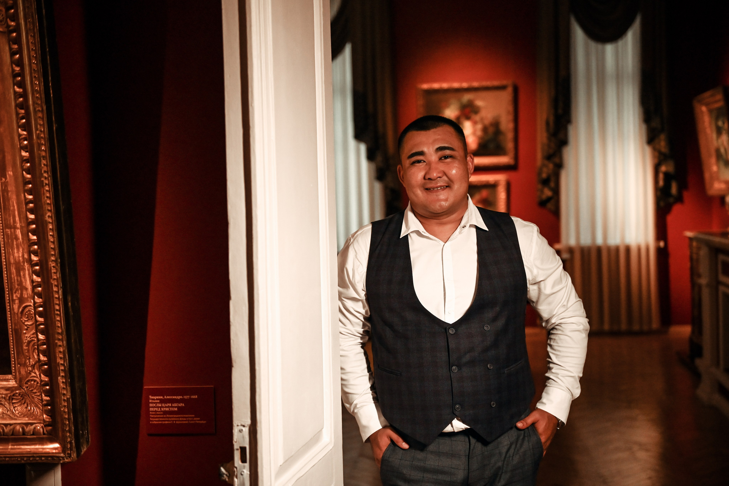 Небольшая свадебная серия в музее и прогулкой под дождем Эльмиры и Ризата. Свадебный, семейный, детский, контент фотограф в Омске Максим Ильин