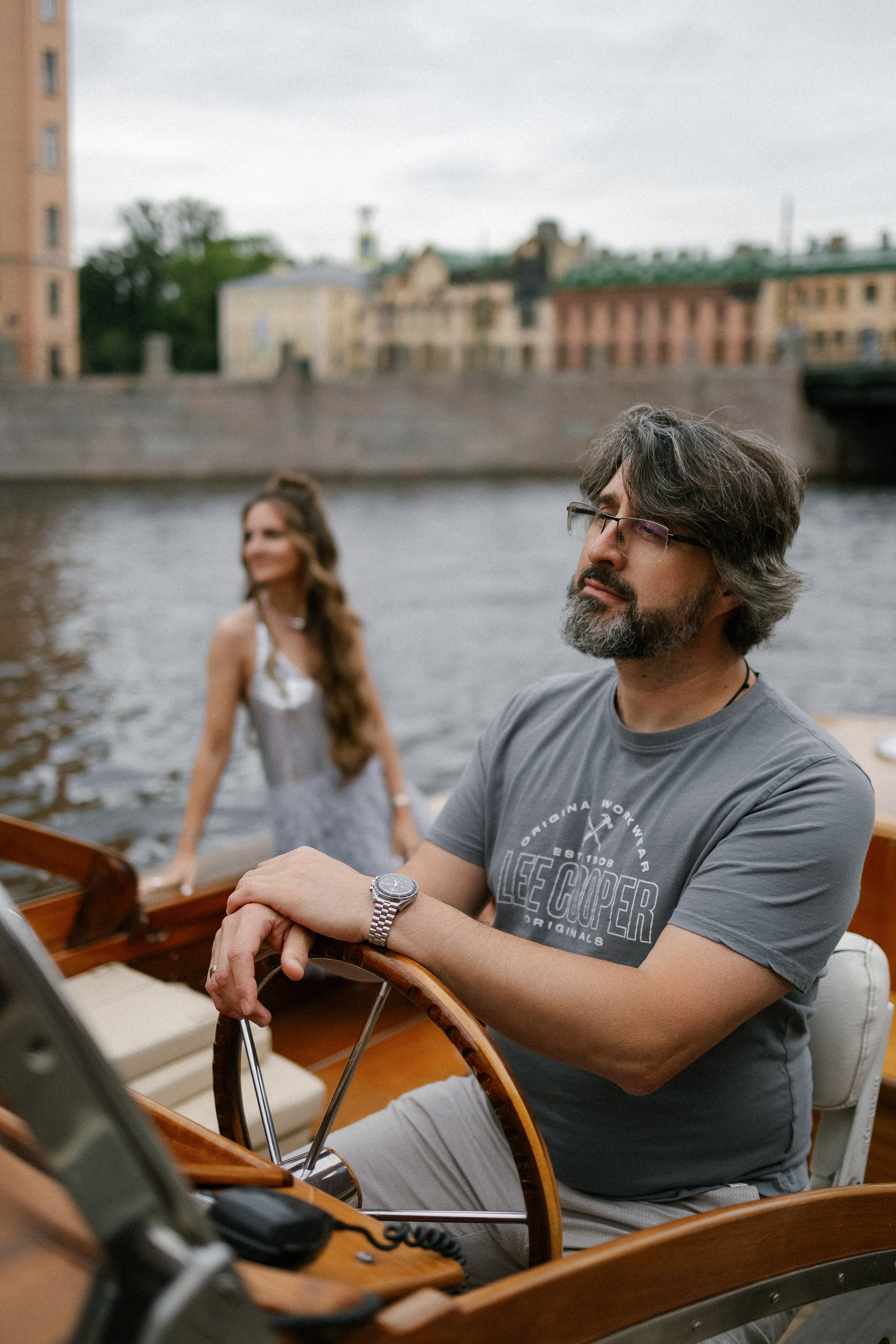 Прогулка на венецианском катере. Свадебный фотограф в Санкт-Петербурге Ксения Кобышева