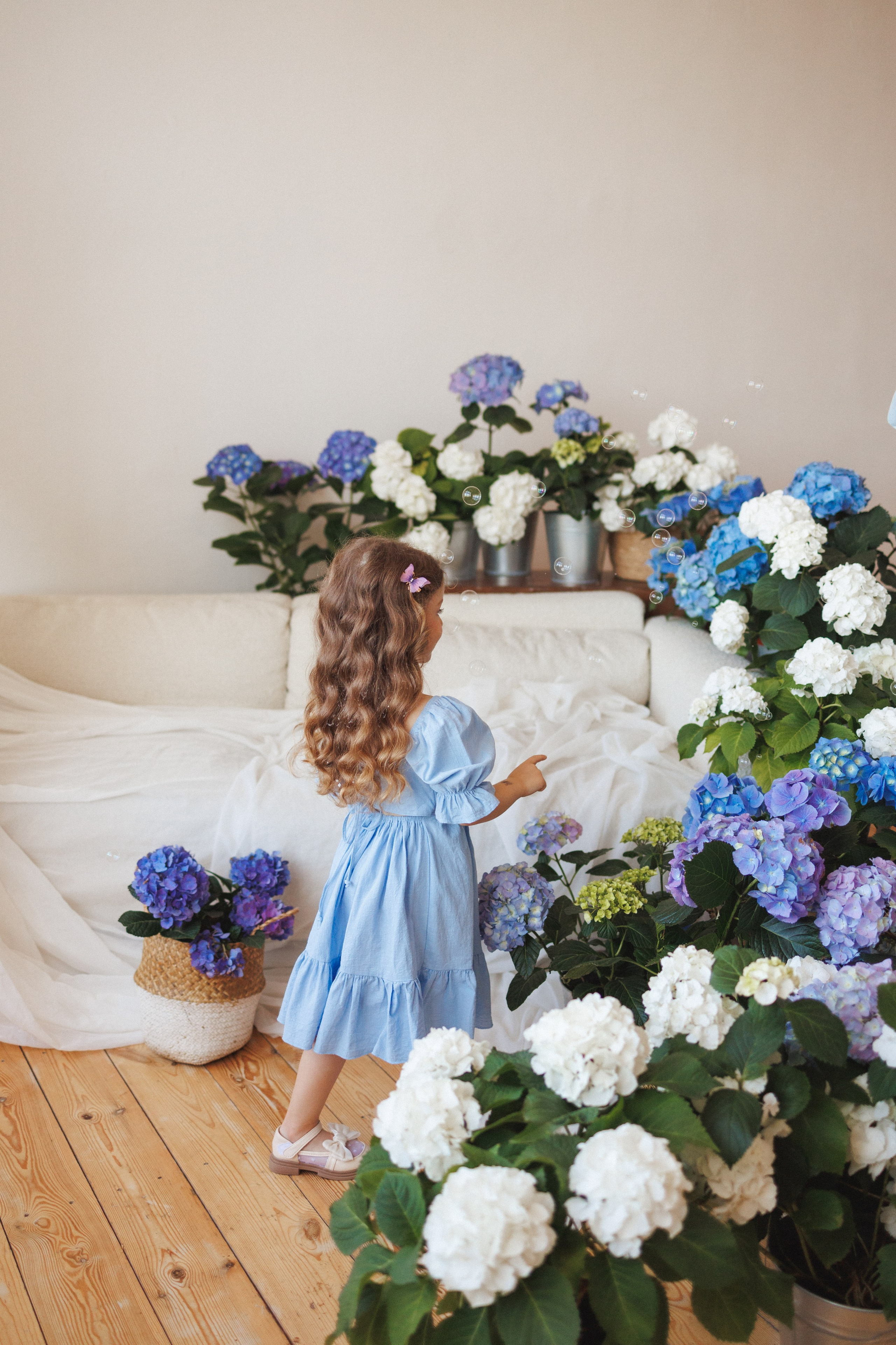 Фотосессия с живыми цветами Гортензии в фотостудии Space JOBS, город Краснодар. Семейный и детский фотограф в Краснодаре Анна Трашкова