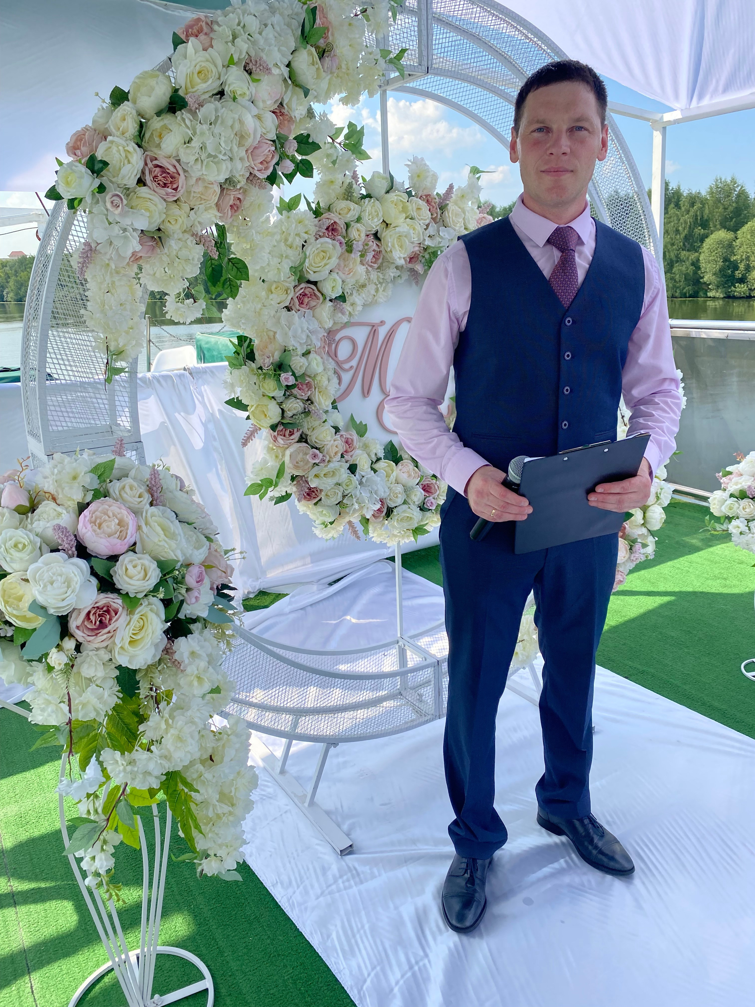 Ведущий и Вокалист Александр Узунов в Москве и Московской области