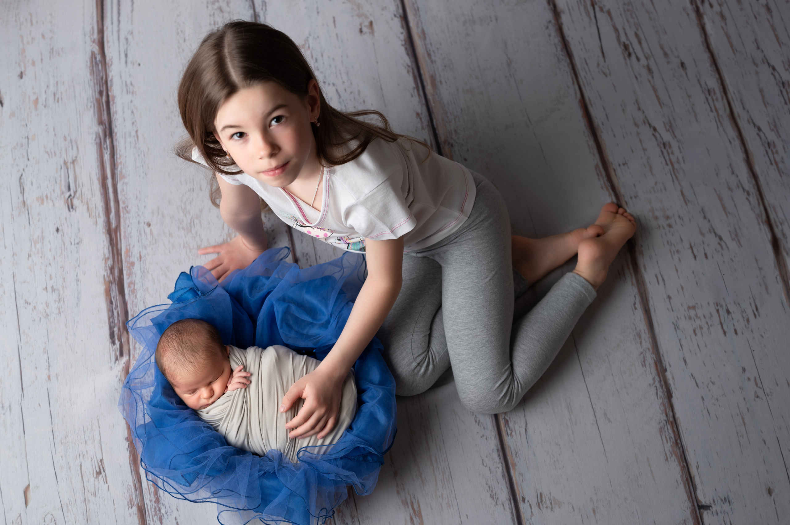 семейная фотосессия с новорожденным и старшим