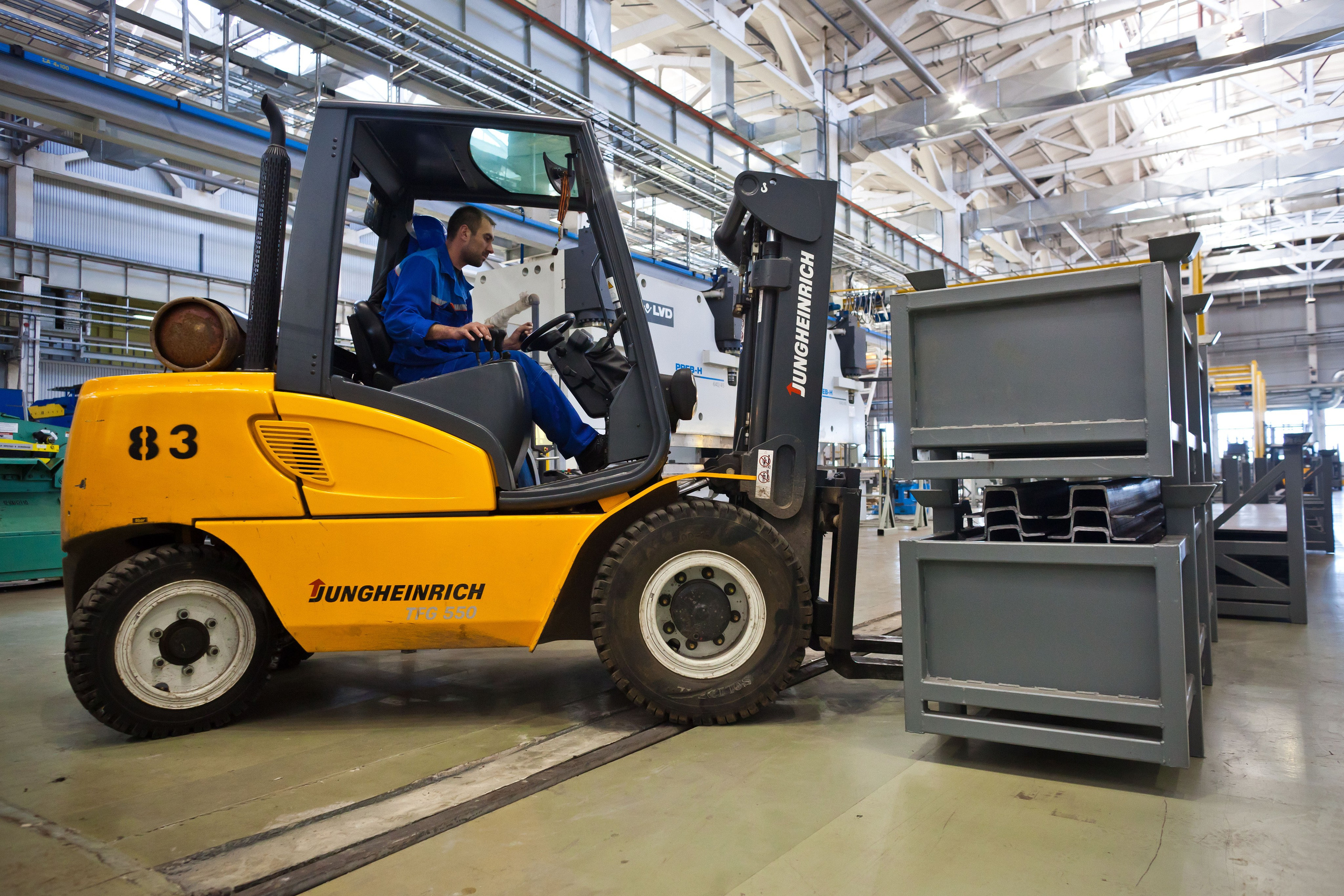 ТИХВИНСКИЙ ВАГОНОСТРОИТЕЛЬНЫЙ ЗАВОД. Рабочая сторона — бизнес портрет и репортаж в Санкт-Петербурге