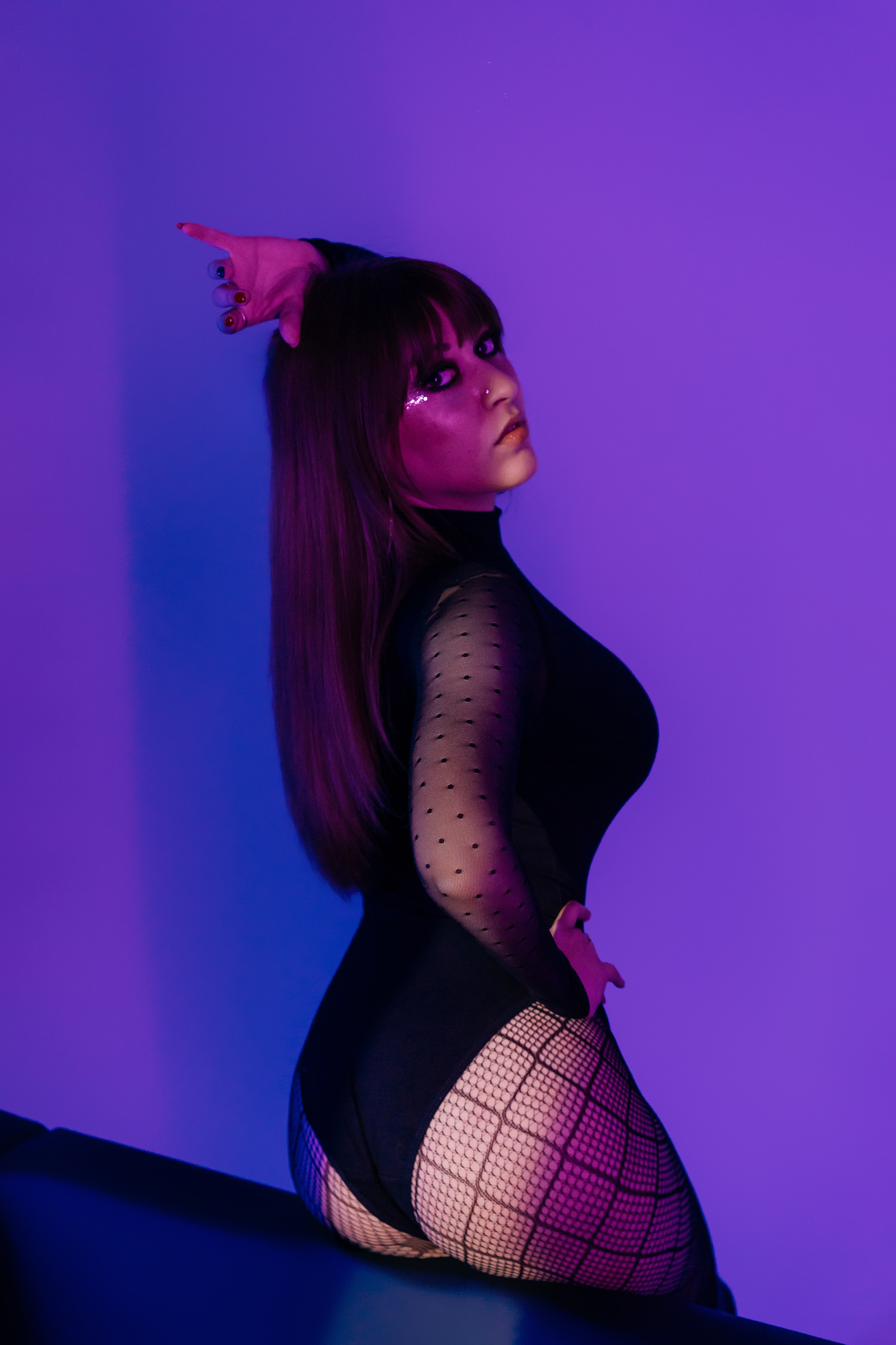 Фотосессия в неоновом свете в фотостудии. Фотограф и видеограф Смоленск | Студия Цезарь