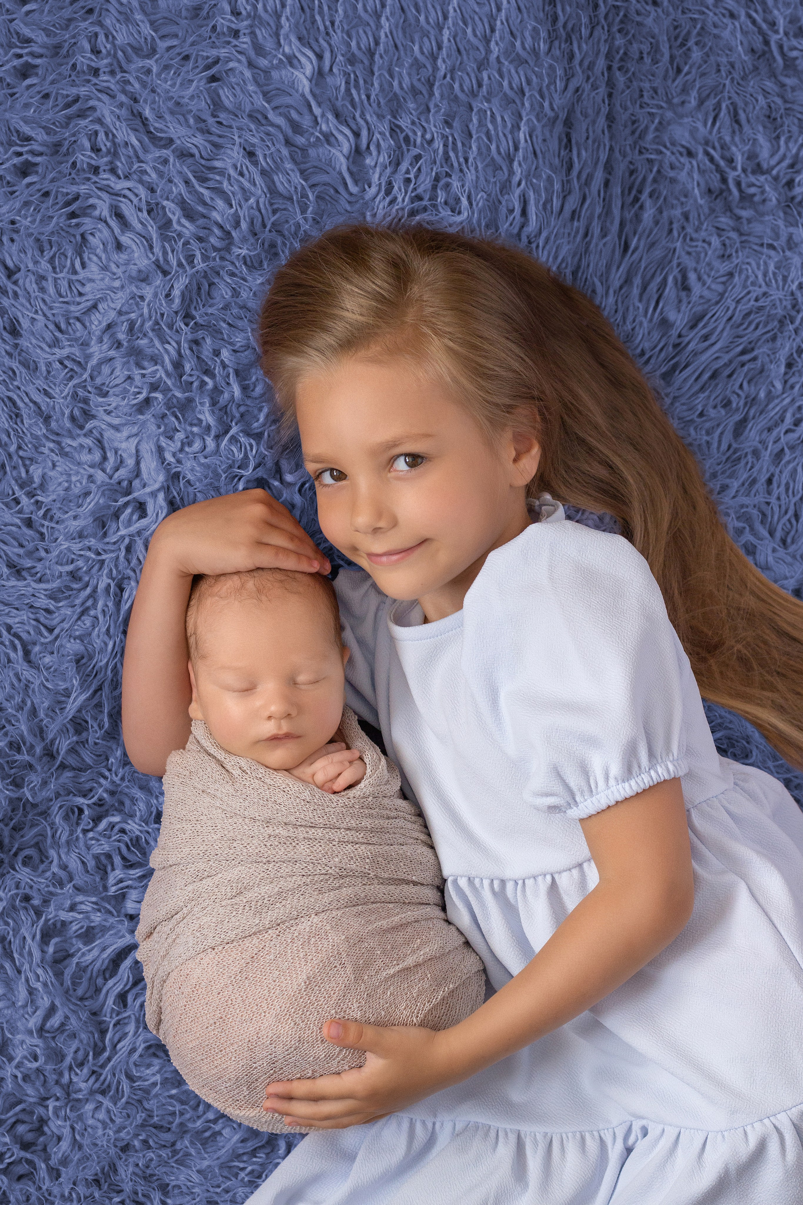 Фотосессия спящего новорождённого мальчика со старшей сестрой