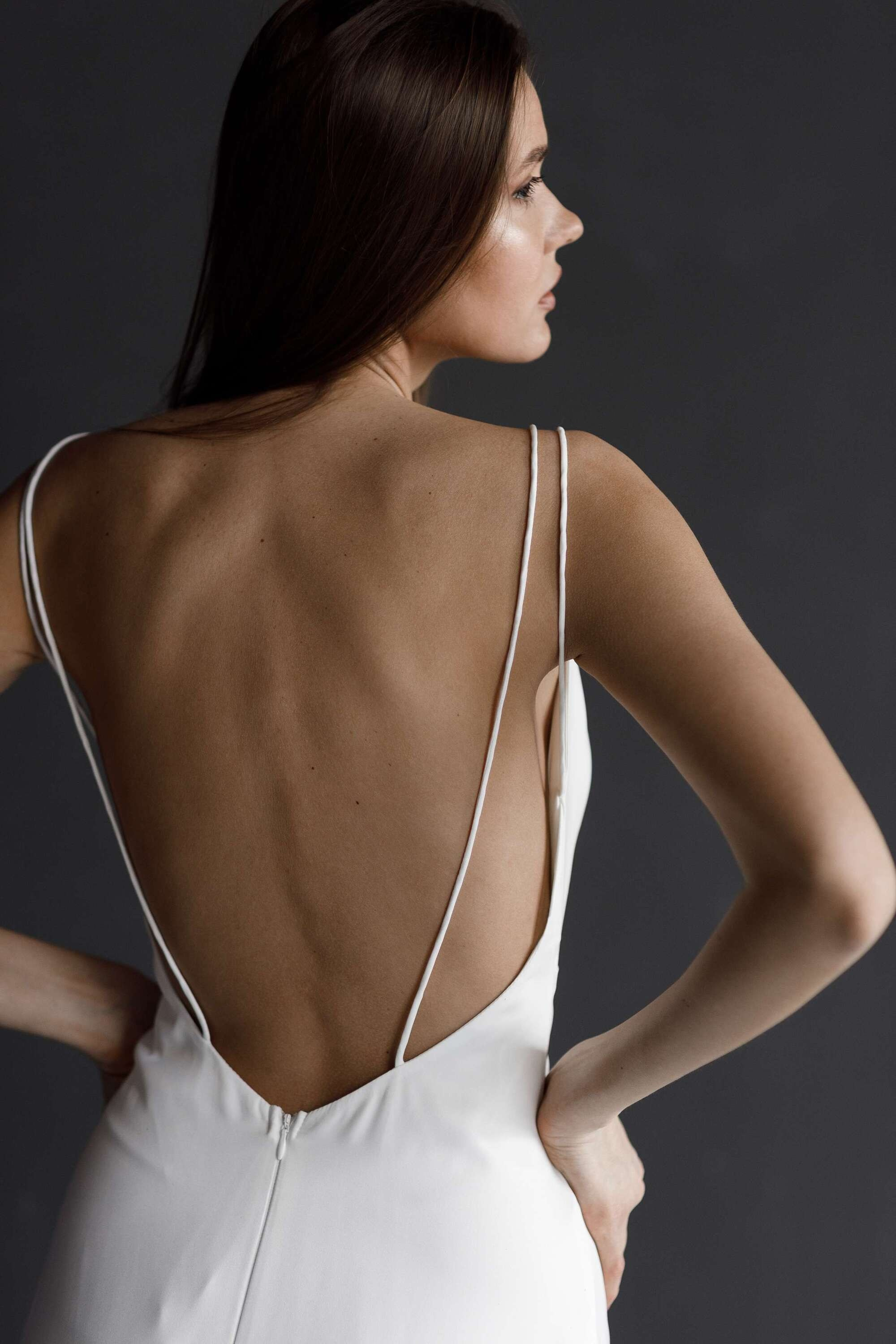 Невеста в темных тонах с черным букетом