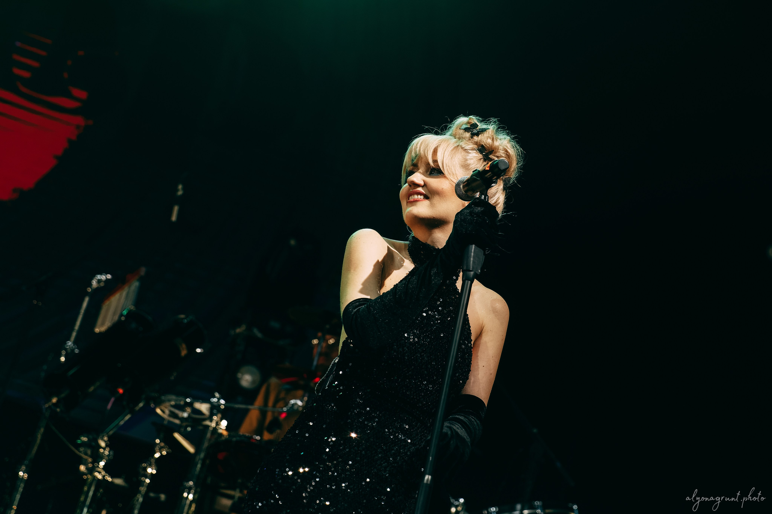 ВИА Велюр, фоторепортаж, СПб, BASE, 14.12.2025. Алена Адрианова: фотограф в Санкт-Петербурге