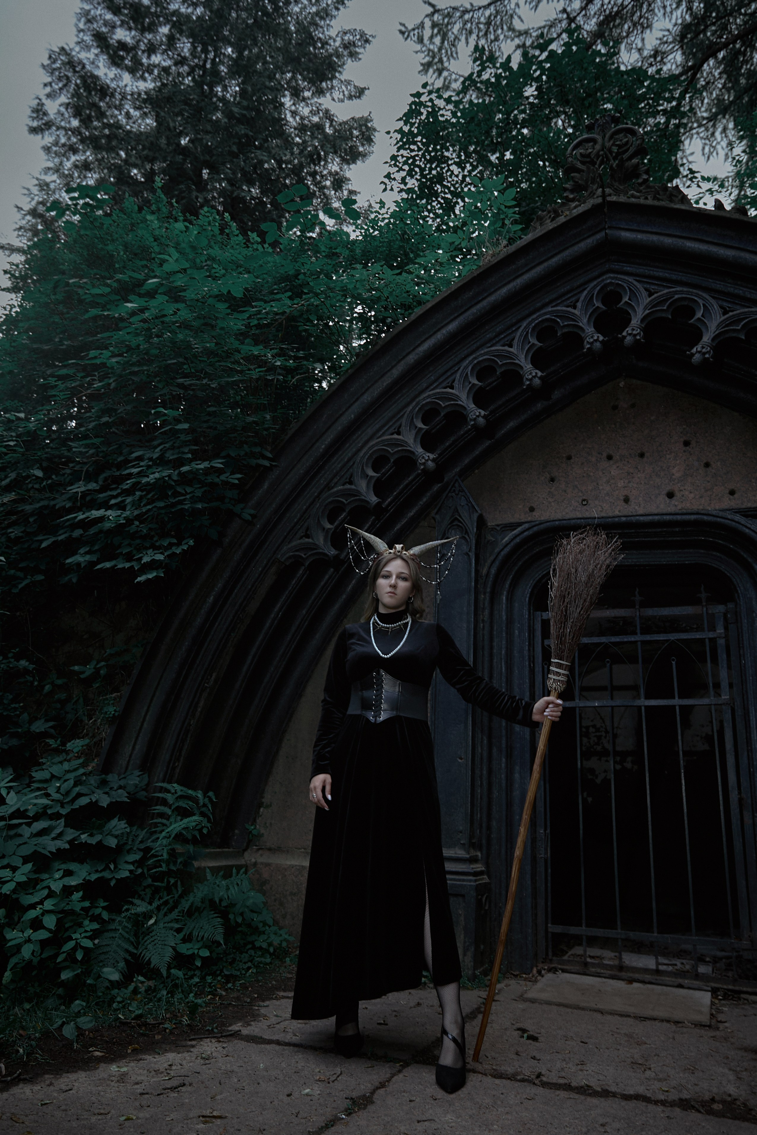 Фотосессия ведьмы в лесу. Рекламный фотограф Санкт-Петербург Катерина Мишкель