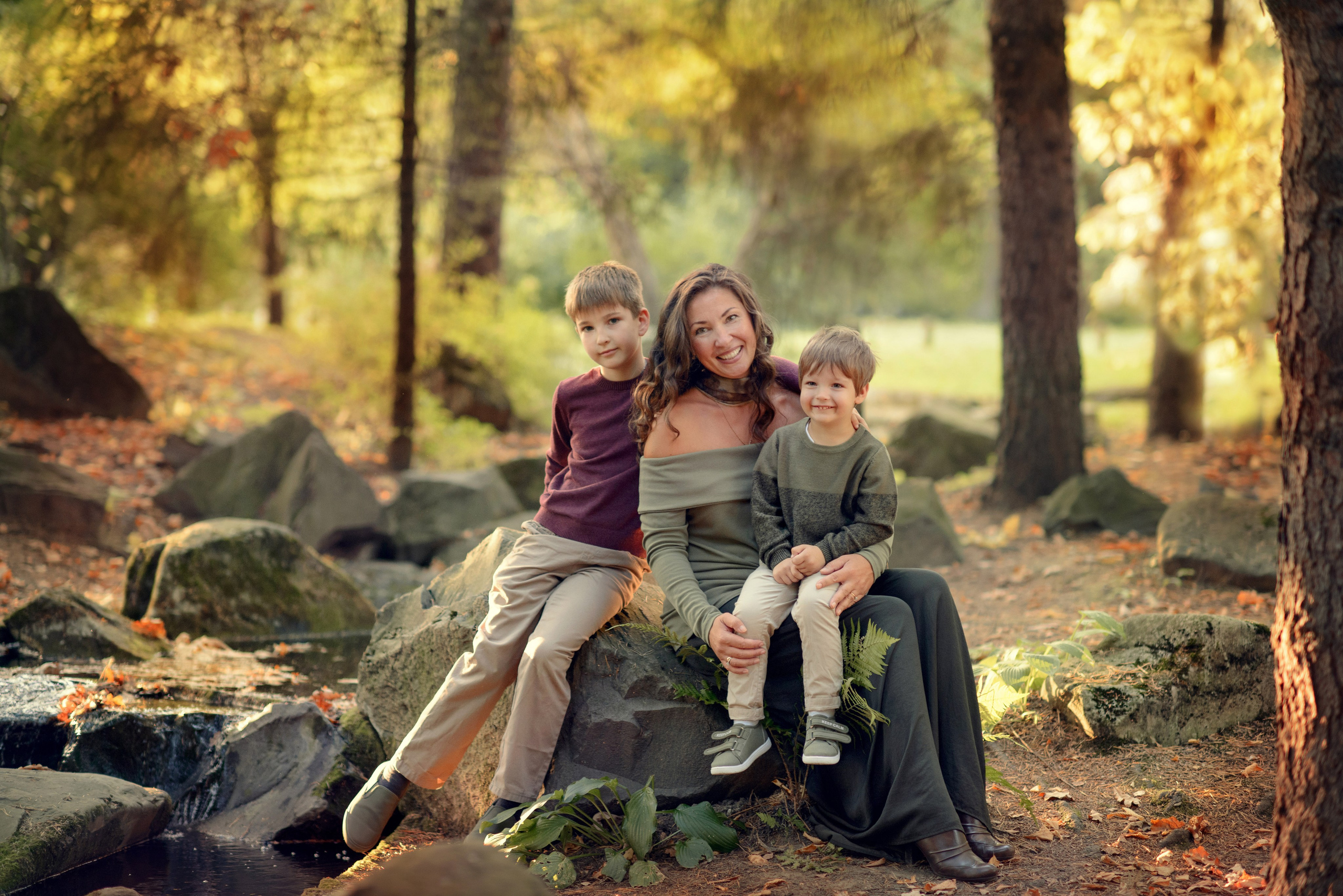 Family photo shoot , walk in the autumn park, family and golden fall (Photographer in Edinburgh Elena Carruthers)