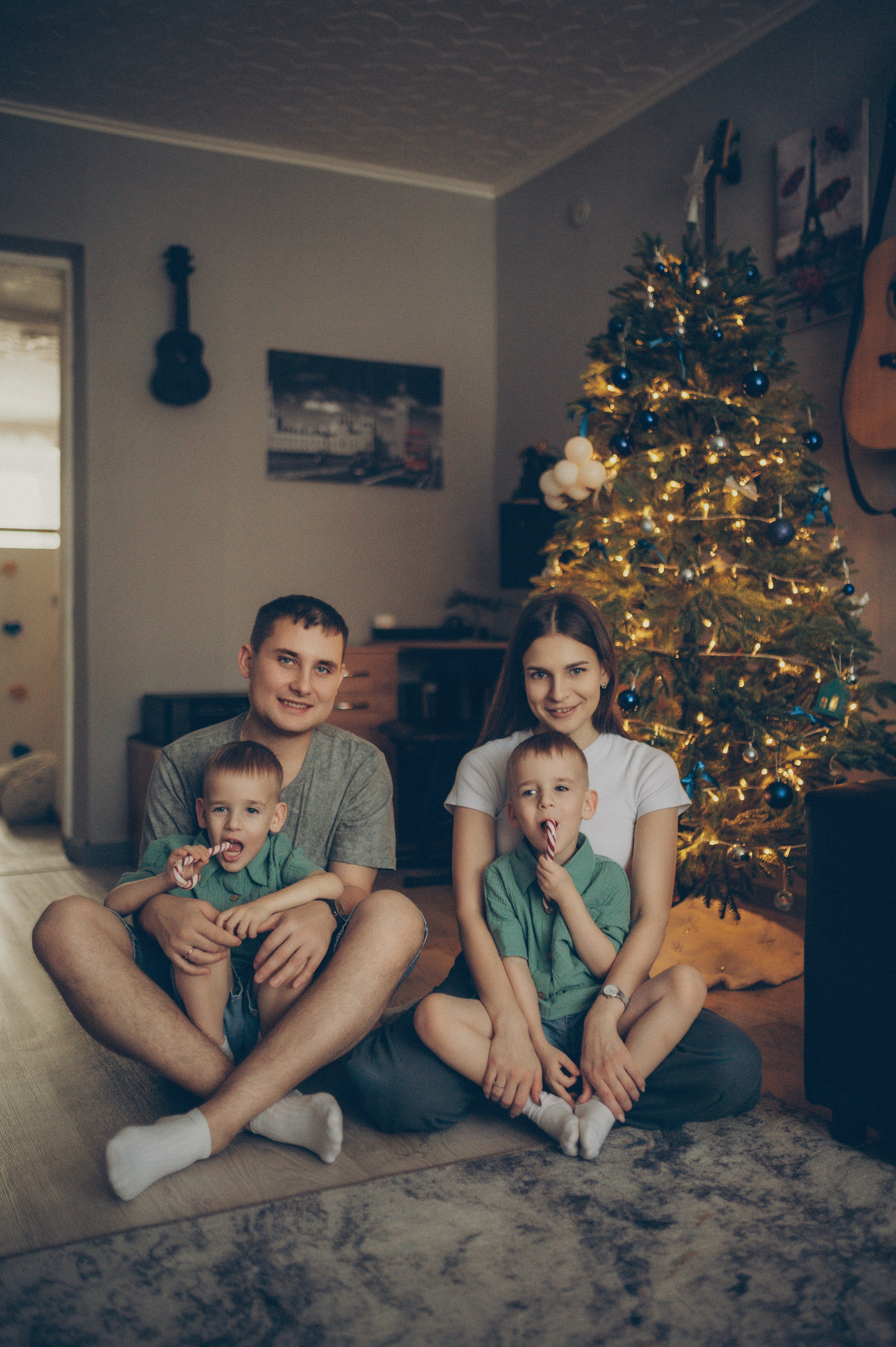 Миша и Тимофей (новогодняя домашняя). Фотограф, г. Лесной Свердловской области