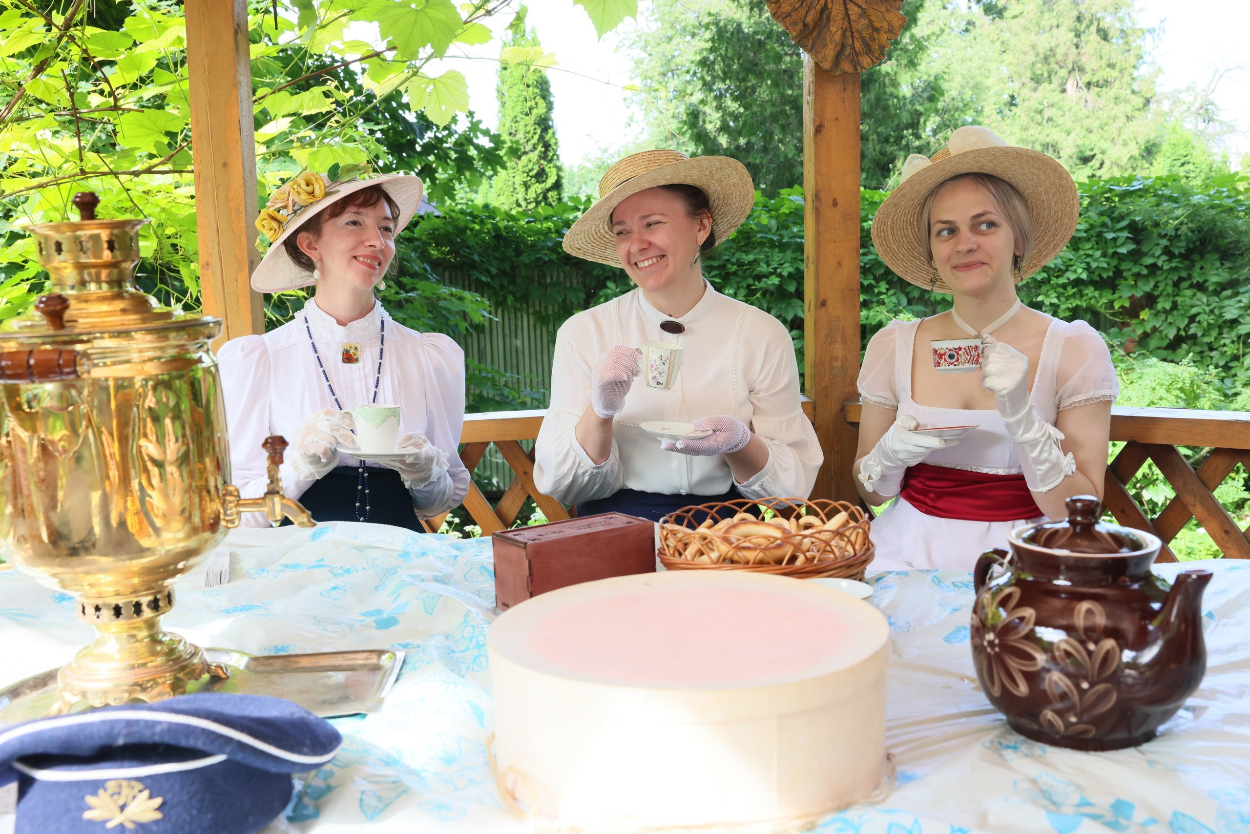 Усадьба Вересаева. Гости в саду. Фотограф в Туле Крупский АнДРей. Фотостудия «КАДР71» в Туле