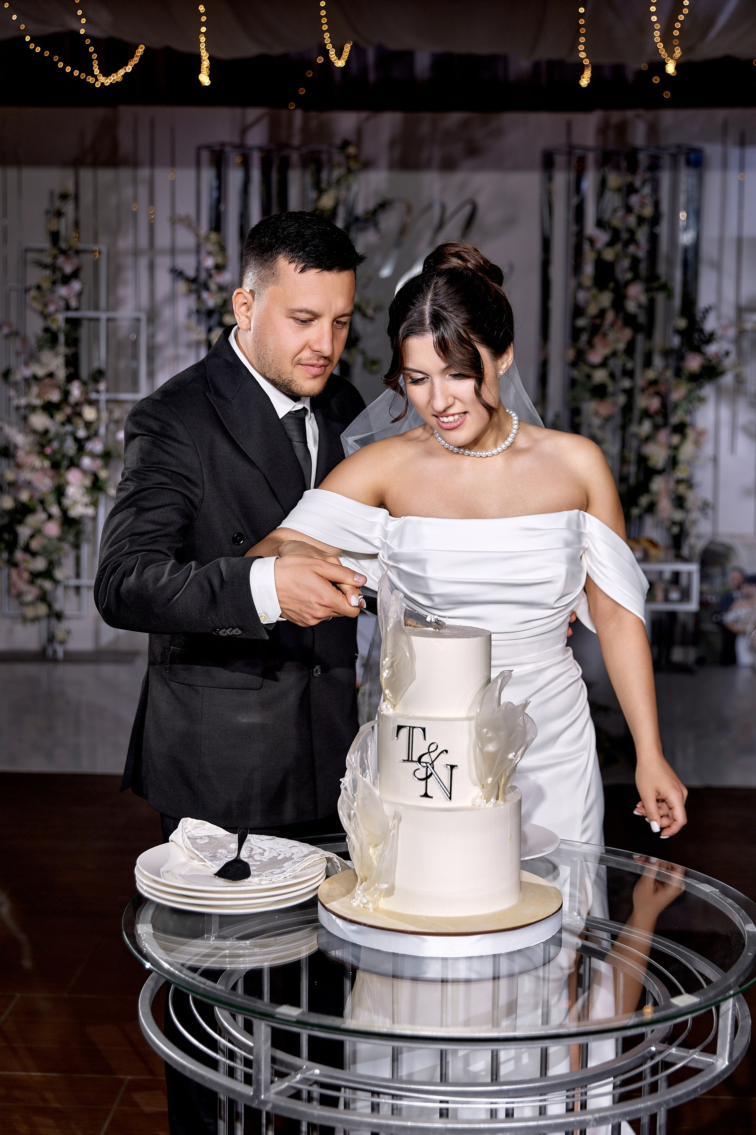 Молодожены разрезают свадебный торт на торжестве в Ульяновске — трогательный момент единения. Фотограф Елена Орешина.