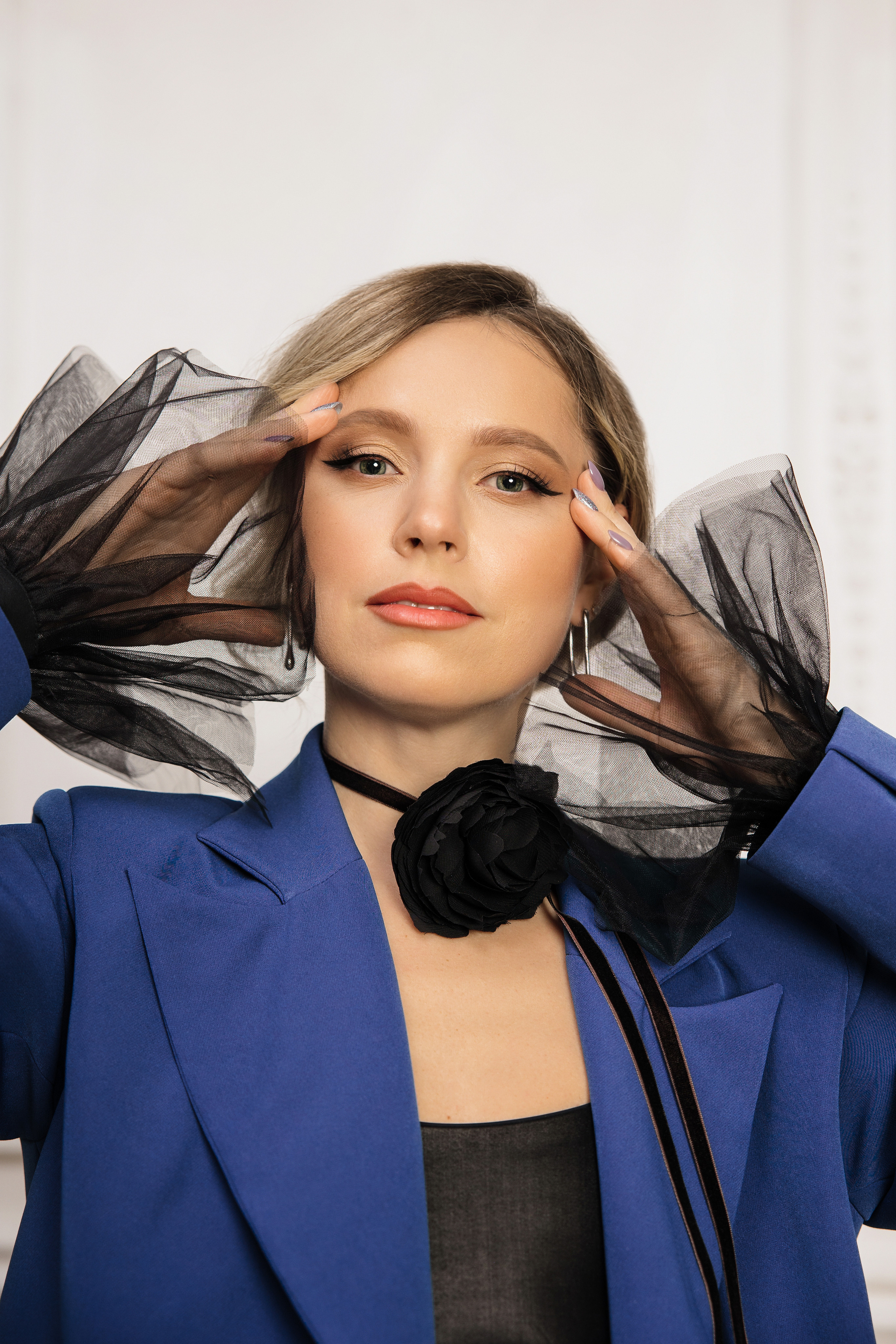 Синий классический пиджак с накладными рукавами из черной вуали.