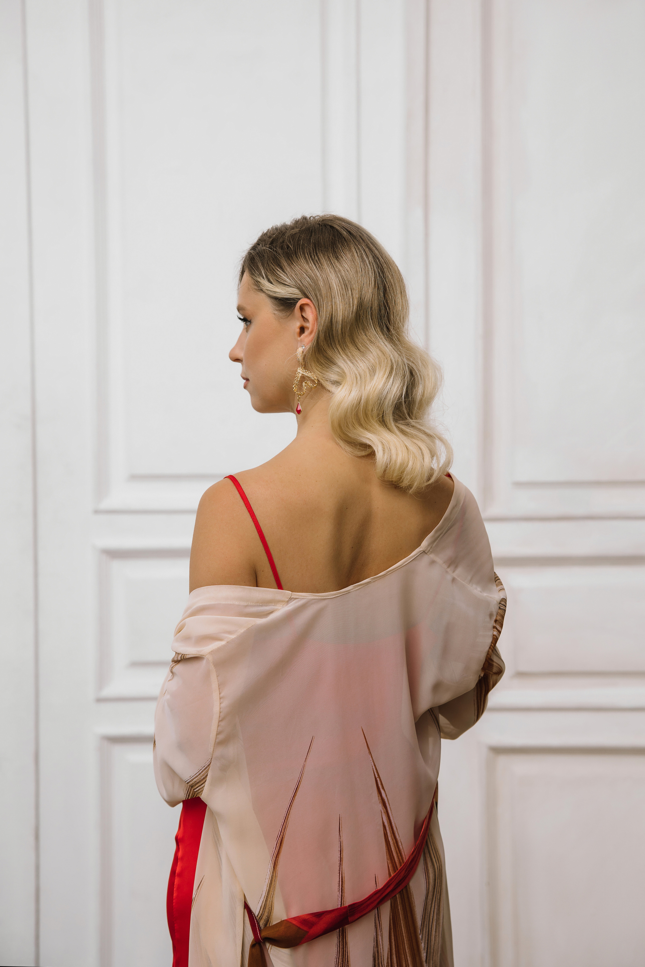 Голливудские локоны сделаны визажистом специально для этой фотосессии.