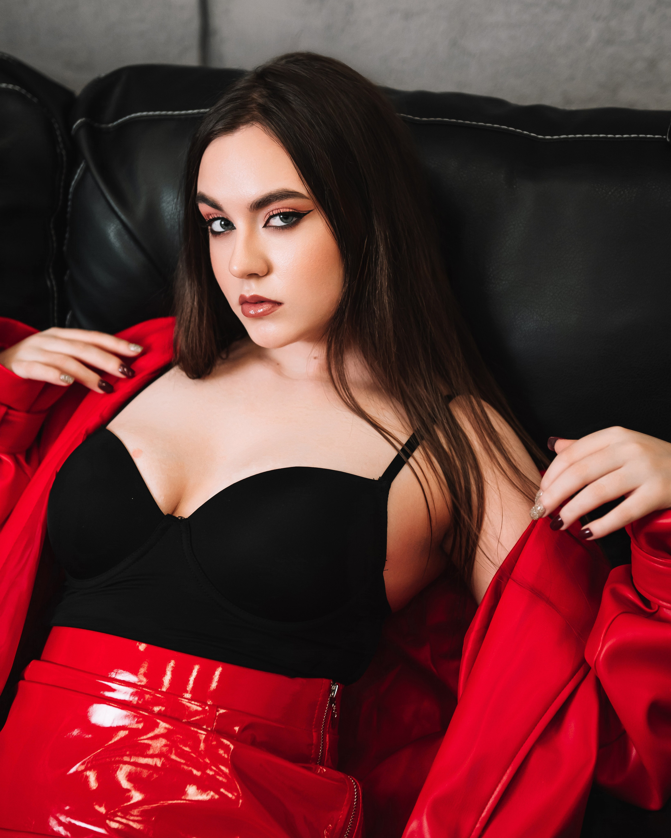Сексуальная фотосессия в красном кожаном плаще в г. Кемерово