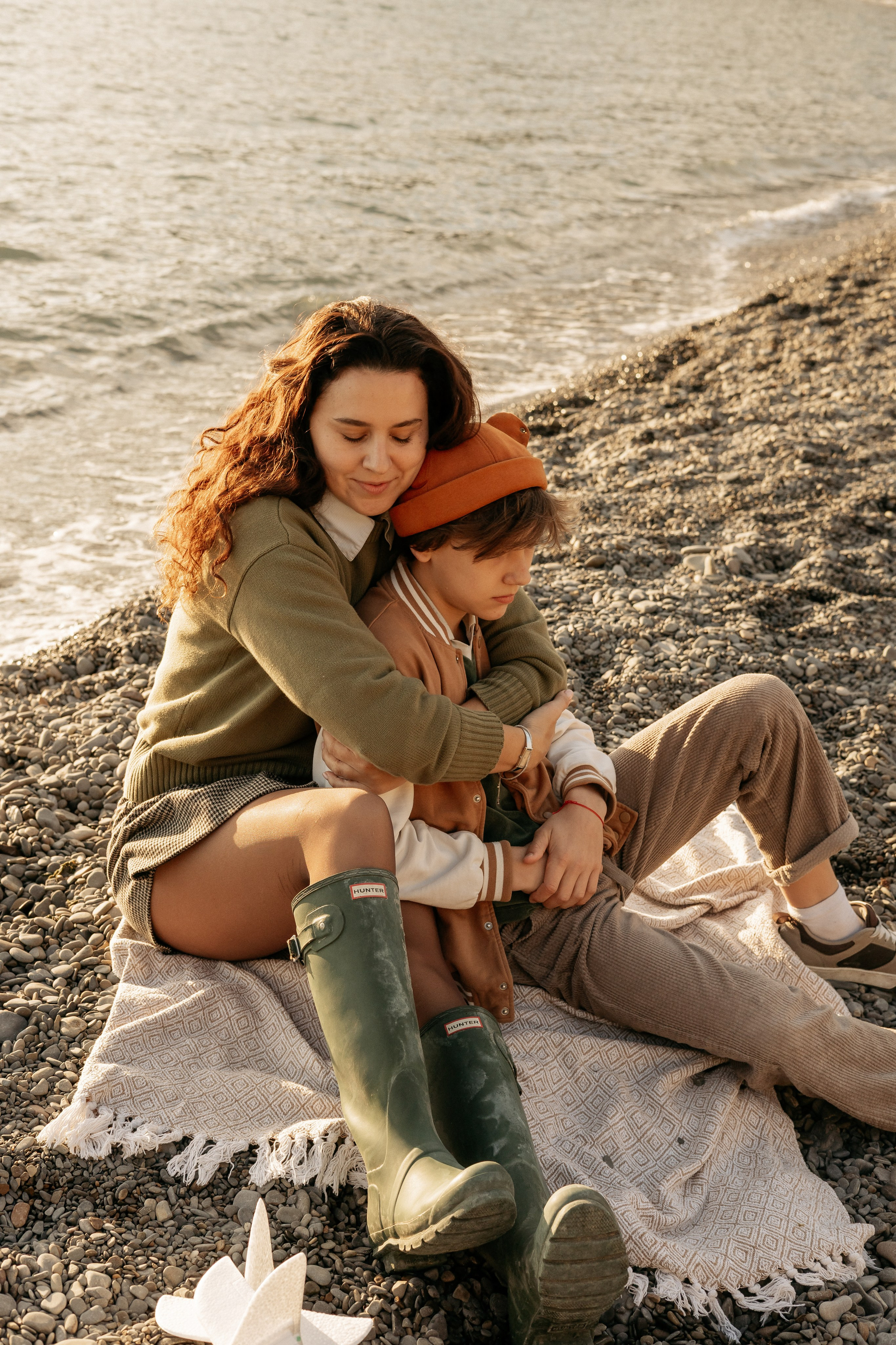 Дети с родителями на берегу моря в Абрау-Дюрсо