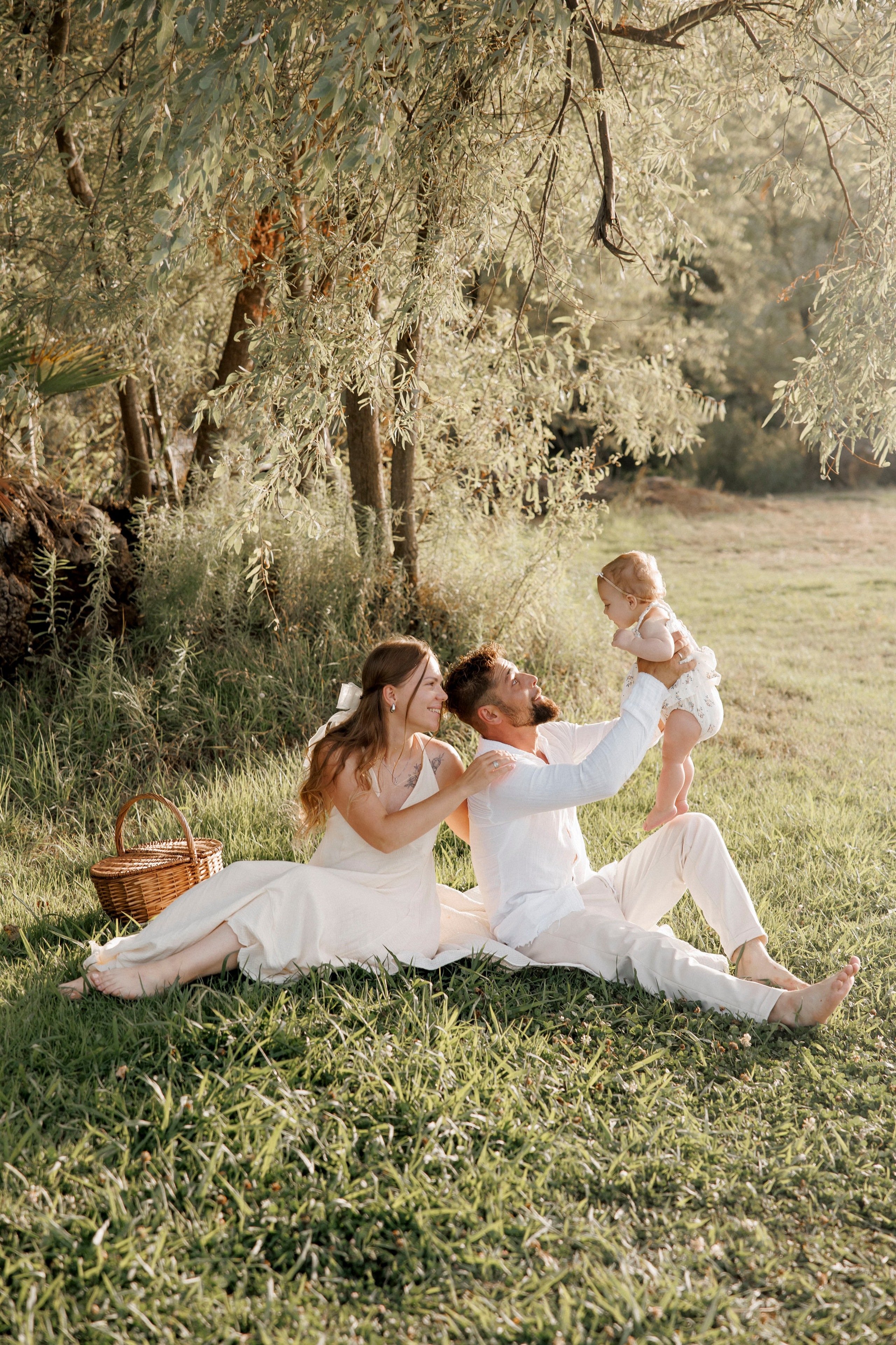 Family photoshoot inside the park. Главная