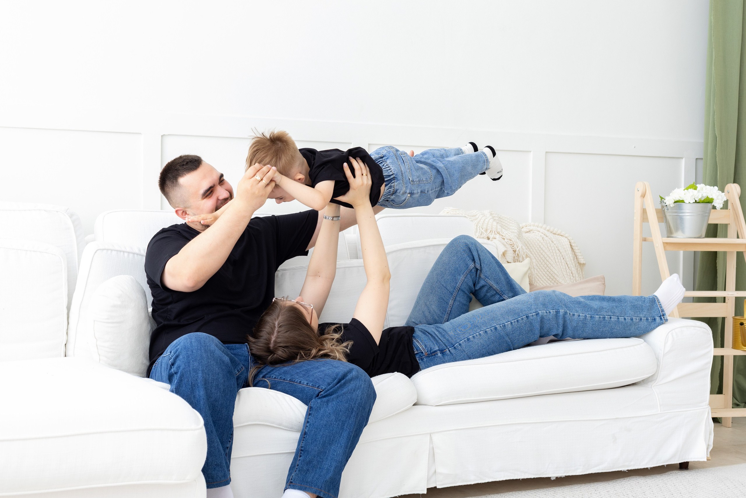 Семейная фотосессия в студии (Михаил, Крестина и Макар). Женский фотограф в Орске Новотроицке Динара Долганова