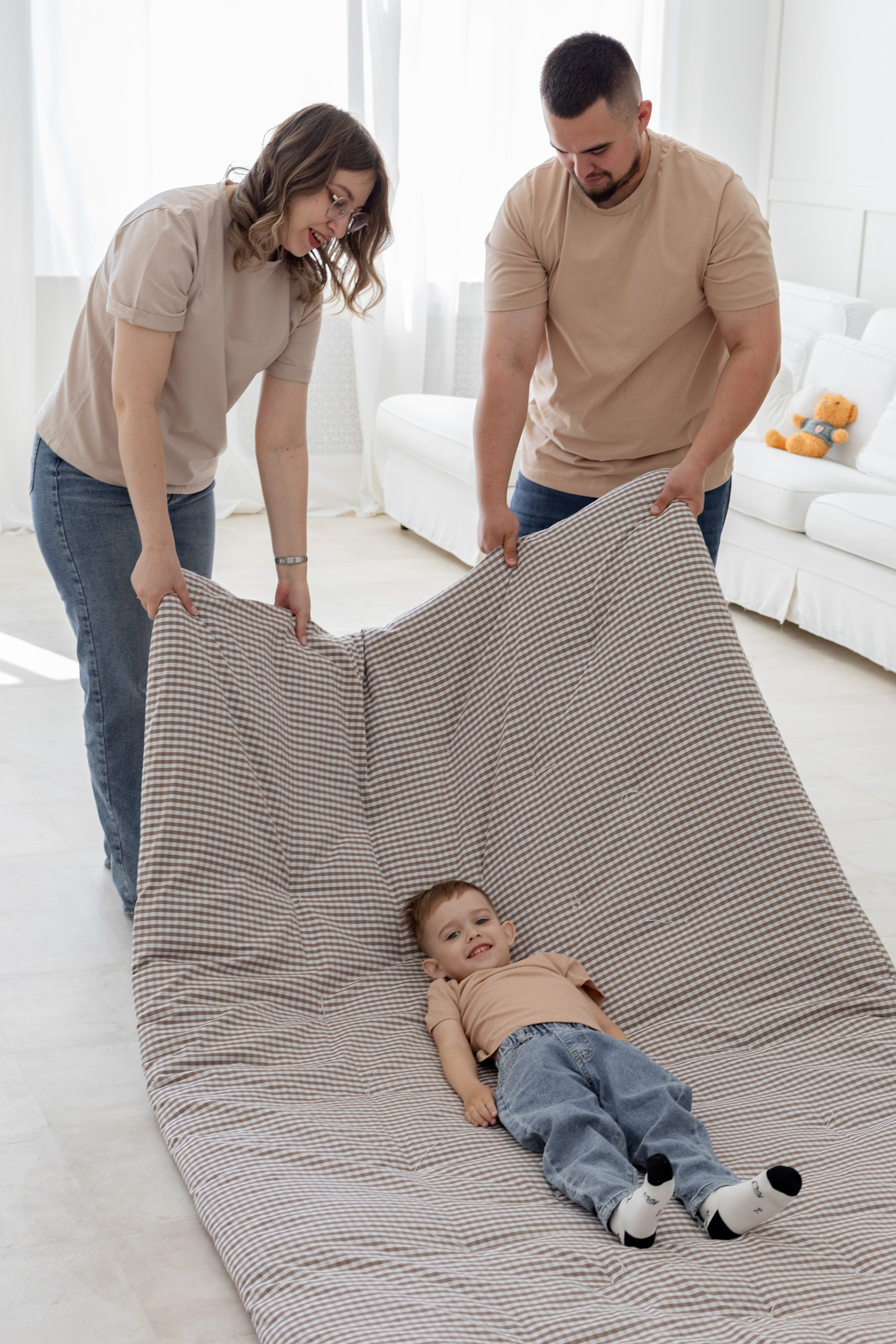 Семейная фотосессия в студии (Михаил, Крестина и Макар). Женский фотограф в Орске Новотроицке Динара Долганова