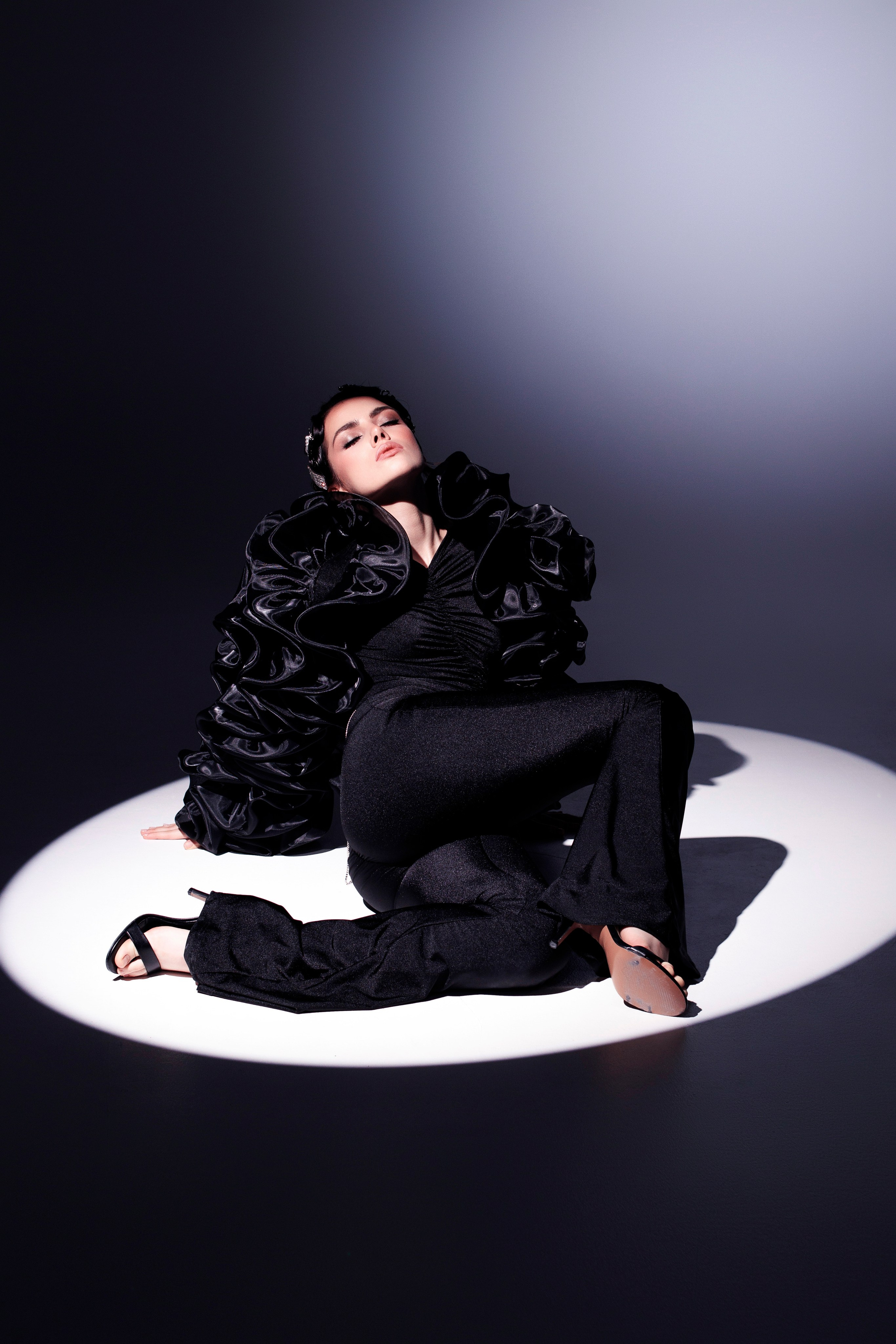 Фотосессия в студии. Я — фотограф, который помогает запечатлеть самые важные моменты вашей жизни!