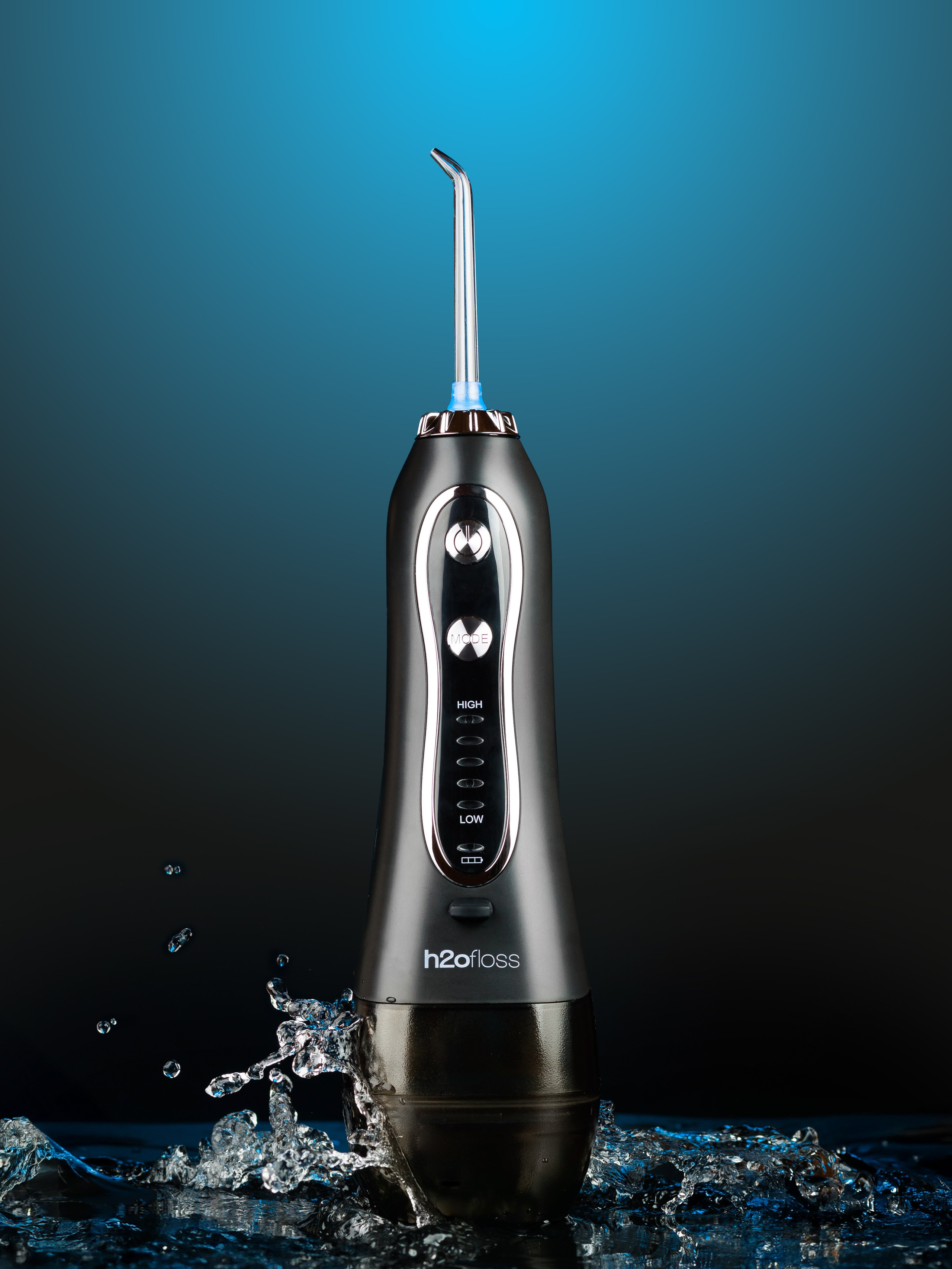 ирригатор портативный на черном фоне с голубой подсветкой