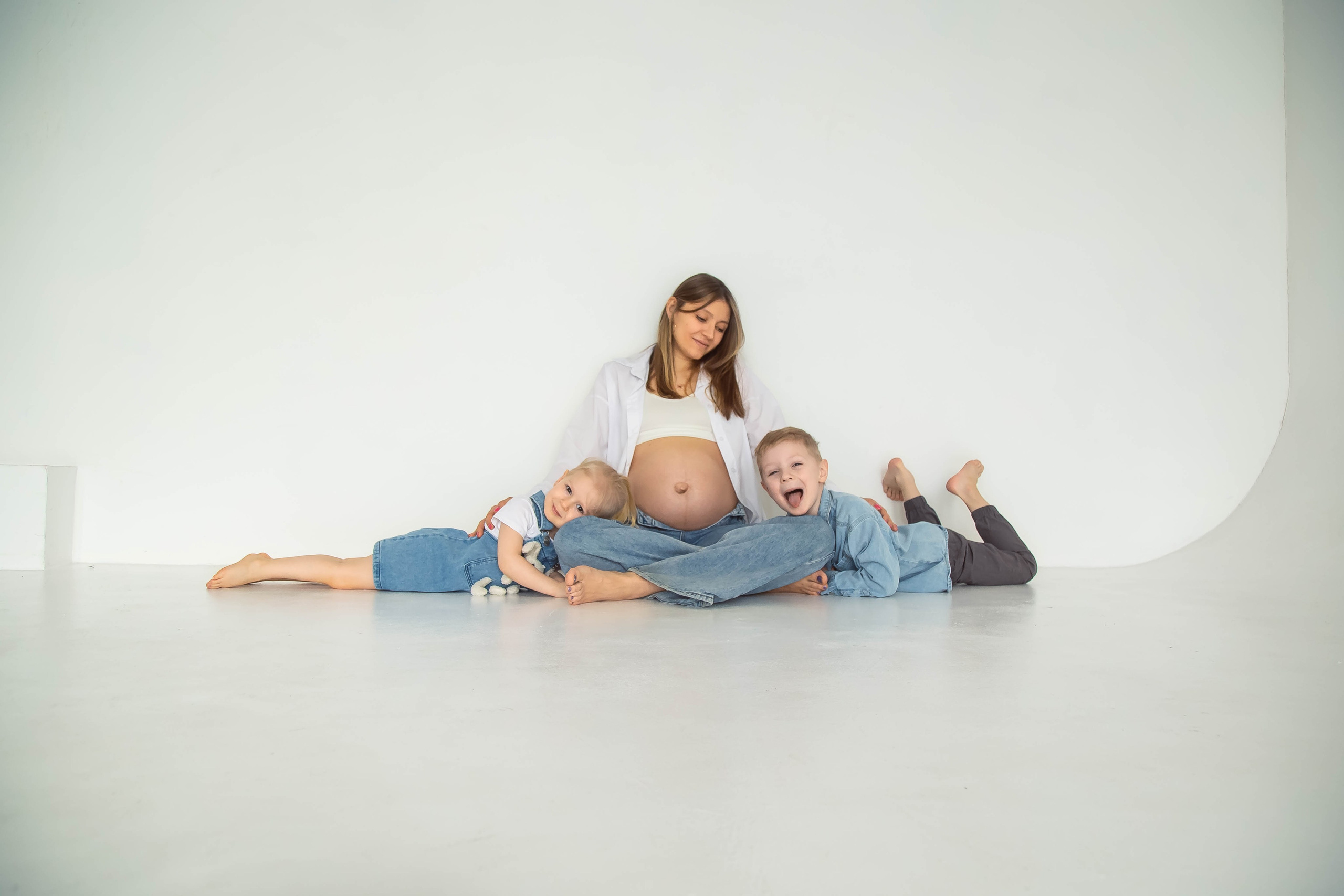 Семейная фотосессия в студии в Москве. Семейный фотограф в Москве Влада Лунина