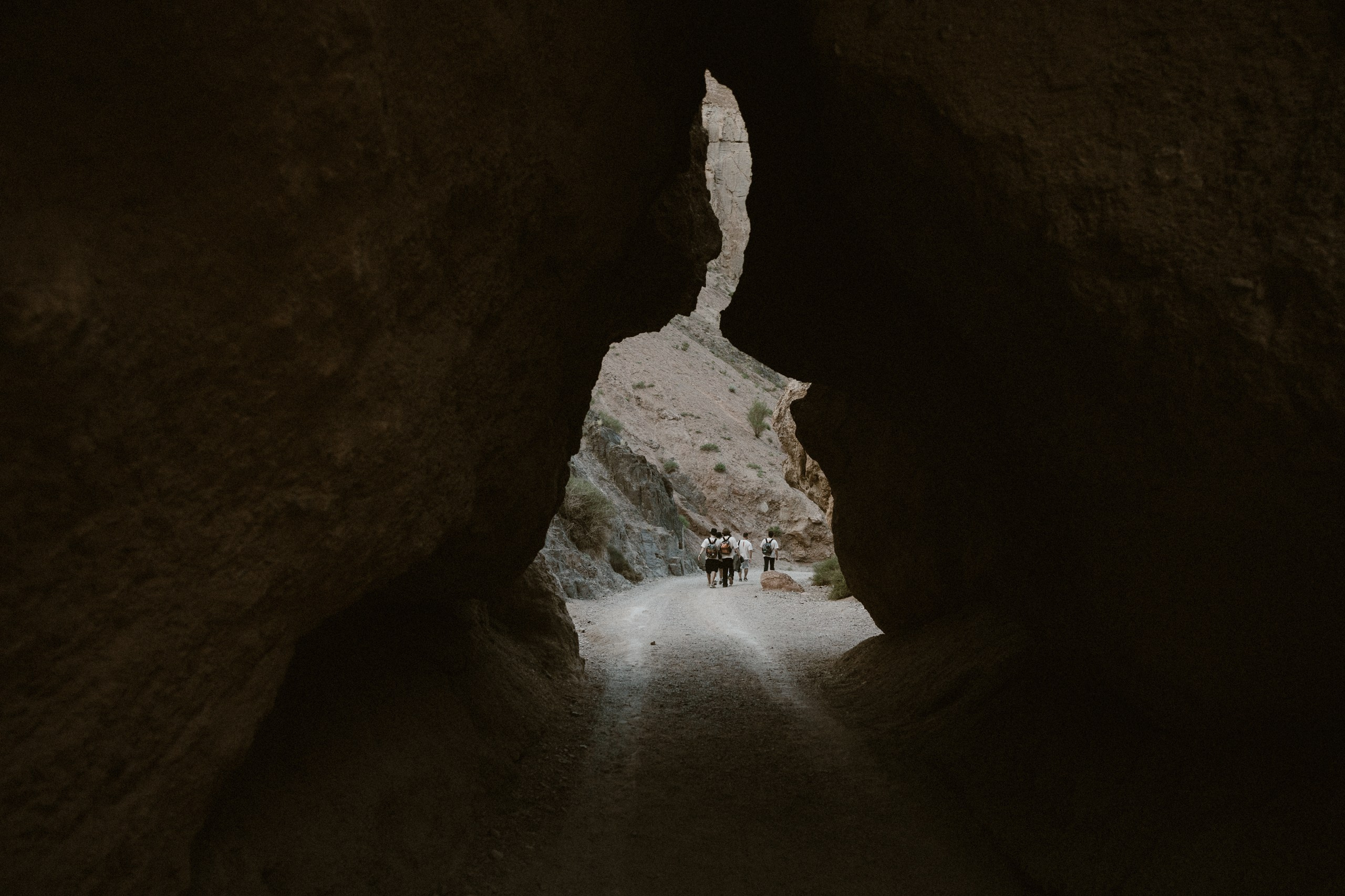 Здравствуйте! Я свадебный фотограф из Ульяновска, работаю в том числе по всей России и с выездом за границу. Снимаю свадьбы, lovestory, корпоративы, светский репортаж. Провожу обучение по фотографии, мастер-классы и воркшопы для других фотографов.