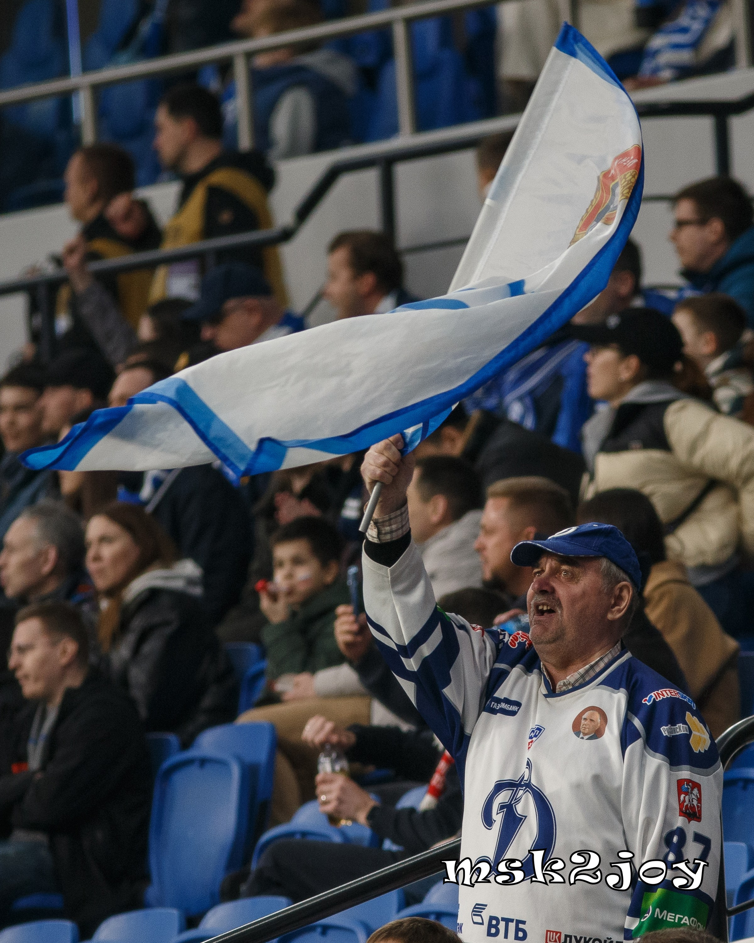 Болельщик футбольного клуба Динамо Москва празднует забитый гол. Фотограф - Михаил Тоцкий.