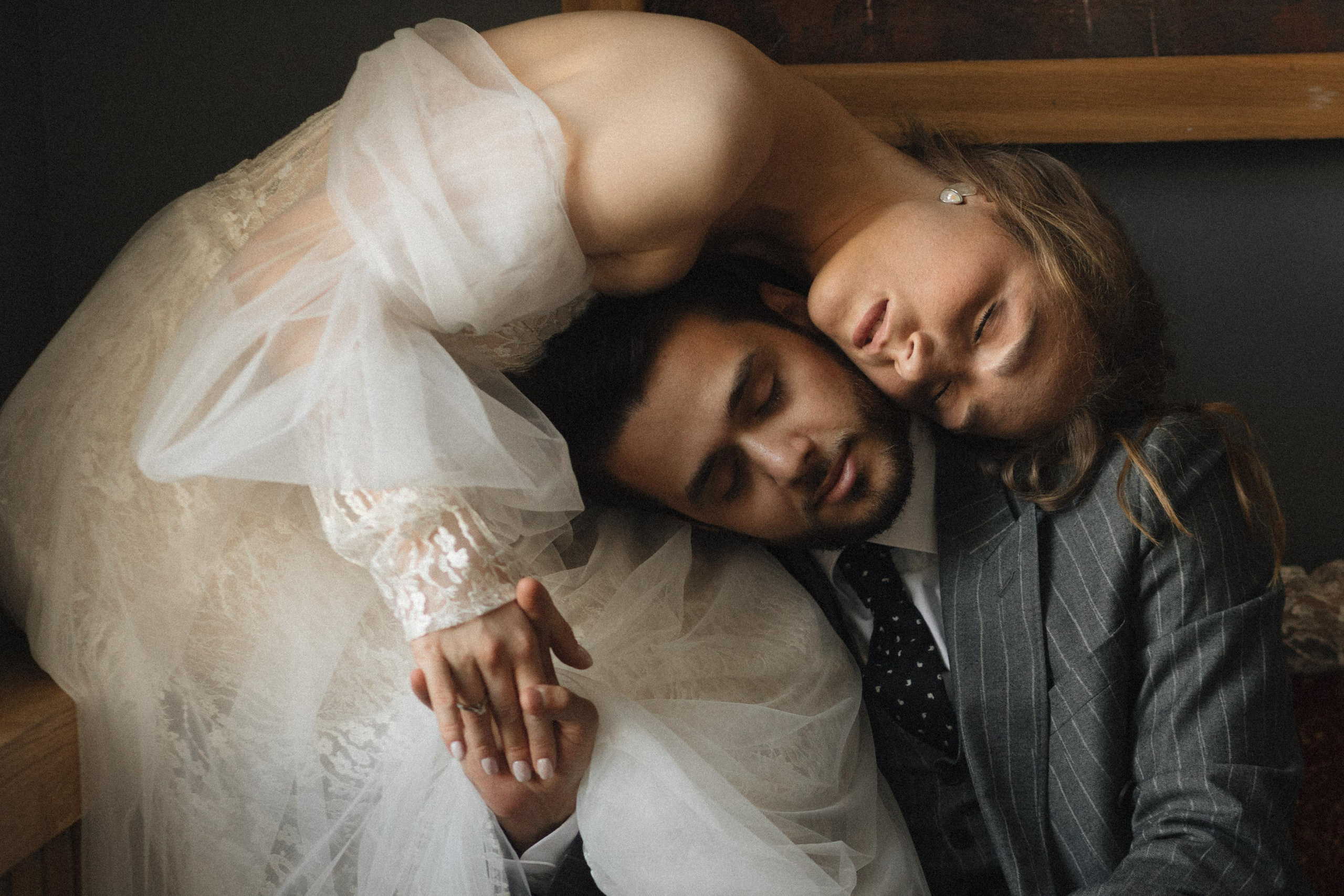 Касания и объятия прекрасное проявление любви. Свадебный фотограф в Москве Кристина Засухина