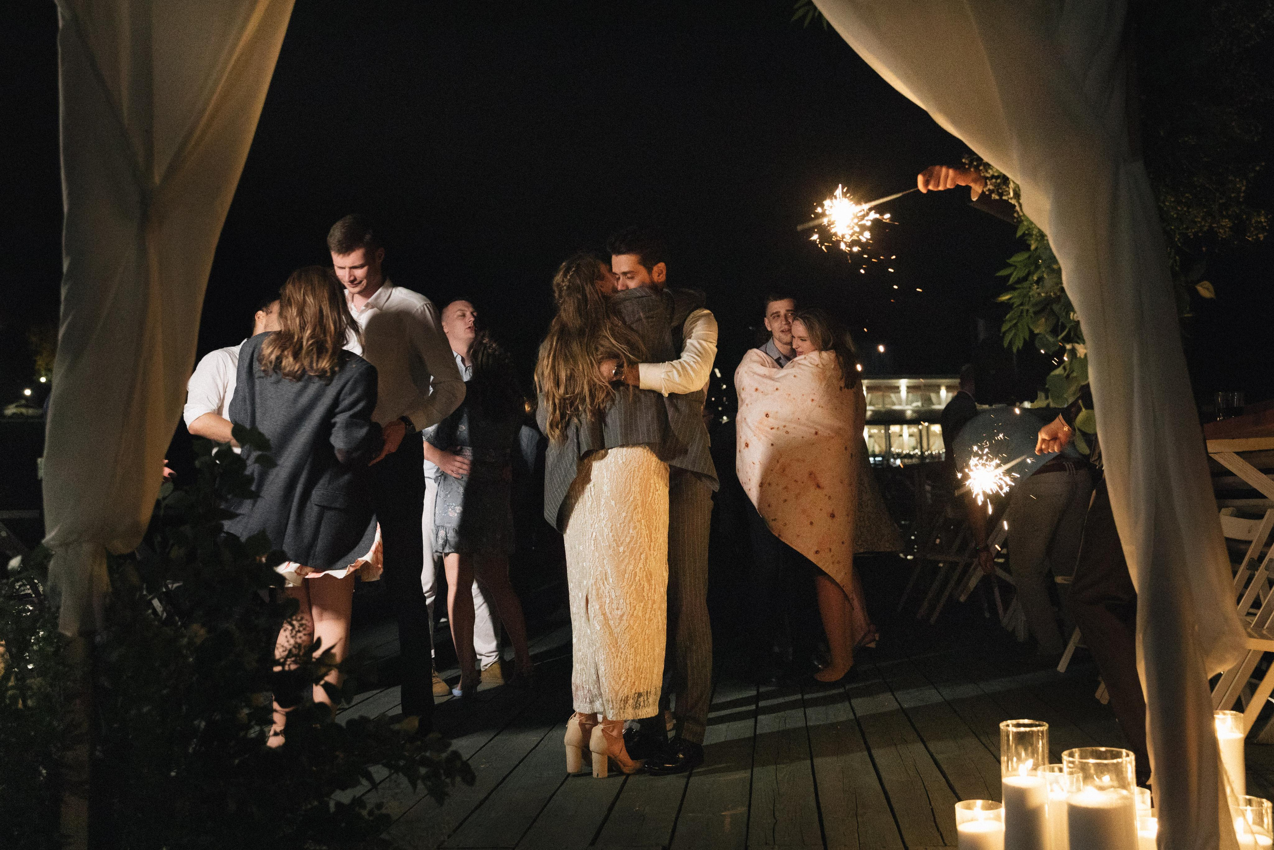 Касания и объятия прекрасное проявление любви. Свадебный фотограф в Москве Кристина Засухина