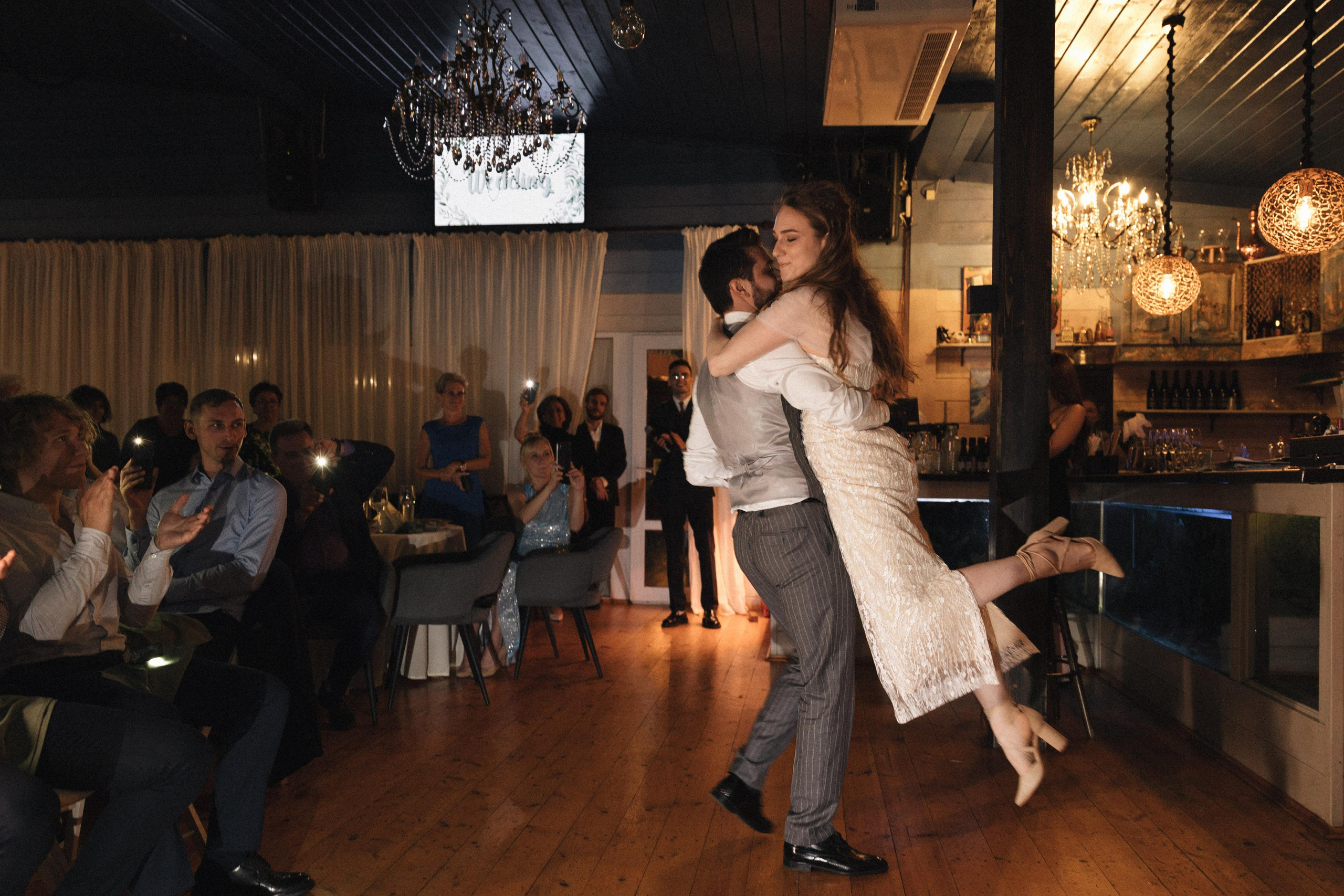 Касания и объятия прекрасное проявление любви. Свадебный фотограф в Москве Кристина Засухина