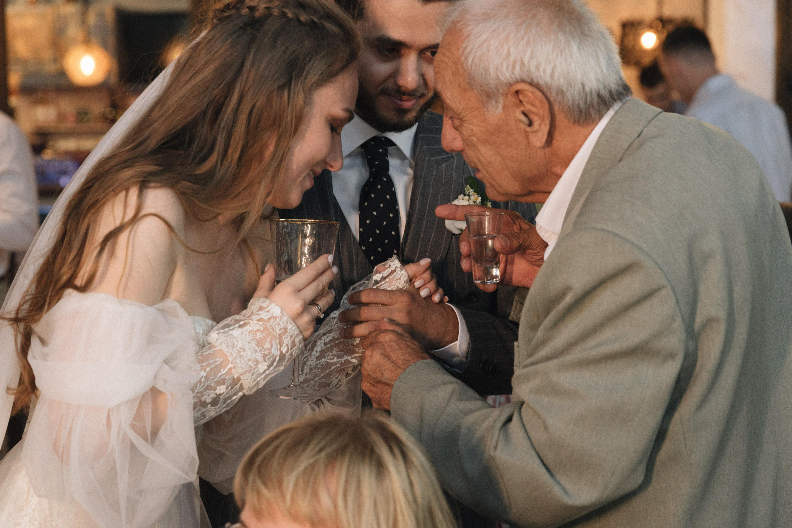 Касания и объятия прекрасное проявление любви. Свадебный фотограф в Москве Кристина Засухина