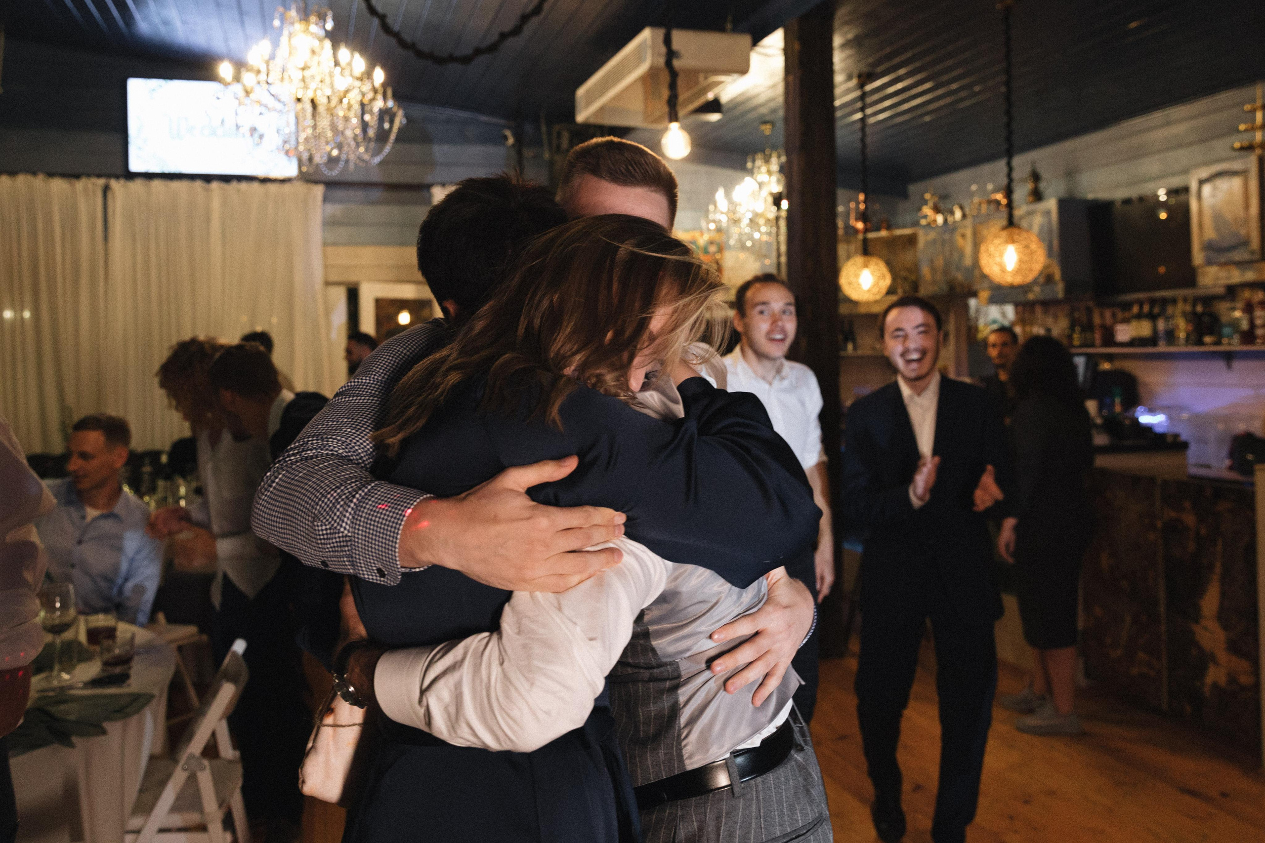 Касания и объятия прекрасное проявление любви. Свадебный фотограф в Москве Кристина Засухина