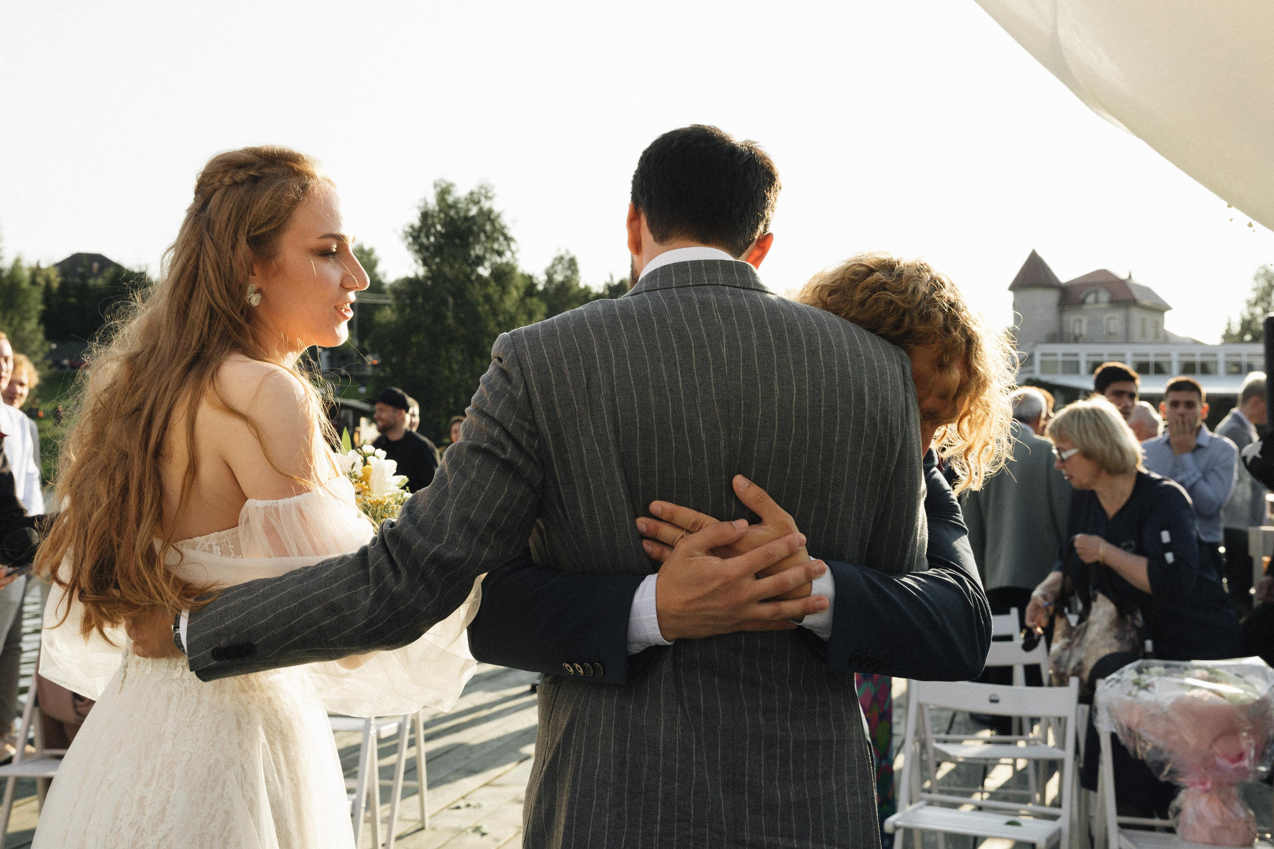 Касания и объятия прекрасное проявление любви. Свадебный фотограф в Москве Кристина Засухина