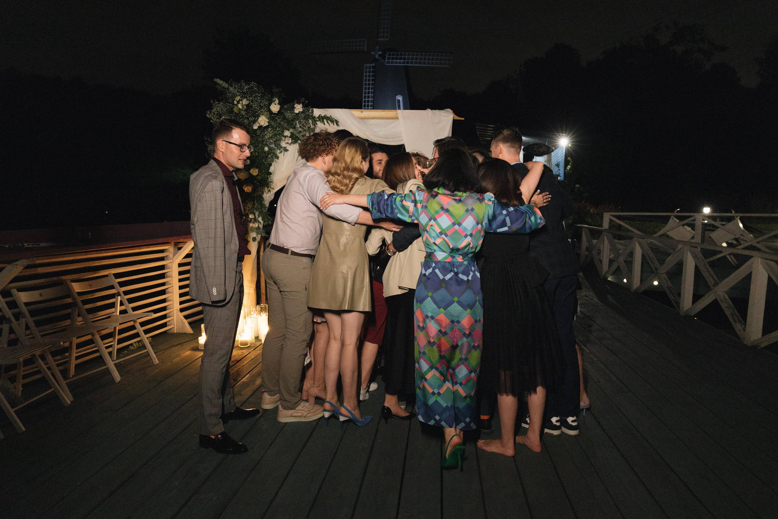 Касания и объятия прекрасное проявление любви. Свадебный фотограф в Москве Кристина Засухина