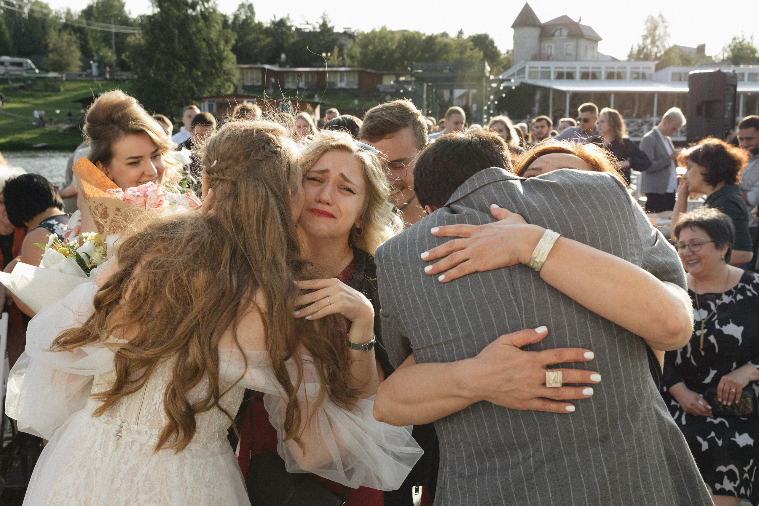 Касания и объятия прекрасное проявление любви. Свадебный фотограф в Москве Кристина Засухина