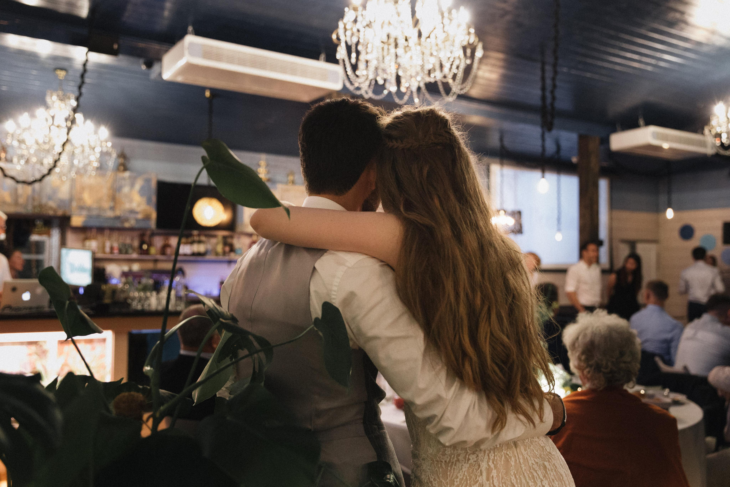 Касания и объятия прекрасное проявление любви. Свадебный фотограф в Москве Кристина Засухина