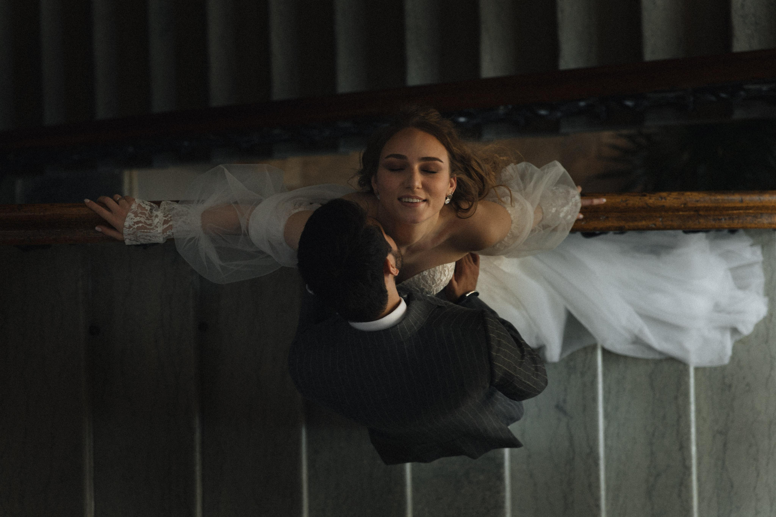 Касания и объятия прекрасное проявление любви. Свадебный фотограф в Москве Кристина Засухина