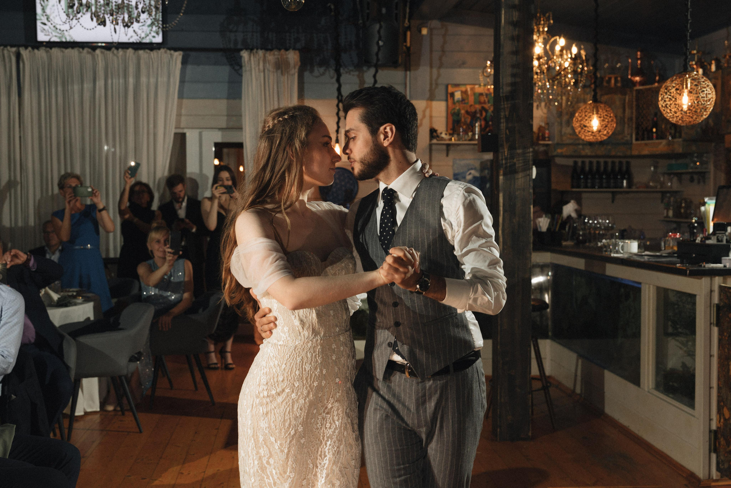 Касания и объятия прекрасное проявление любви. Свадебный фотограф в Москве Кристина Засухина