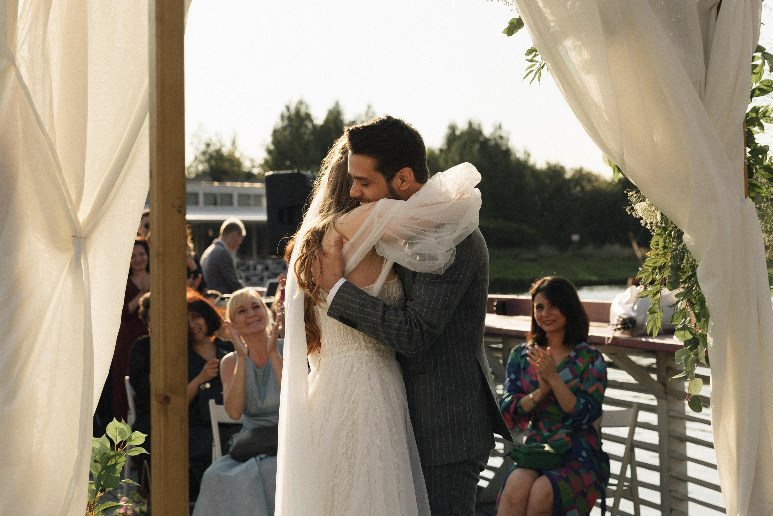 Касания и объятия прекрасное проявление любви. Свадебный фотограф в Москве Кристина Засухина