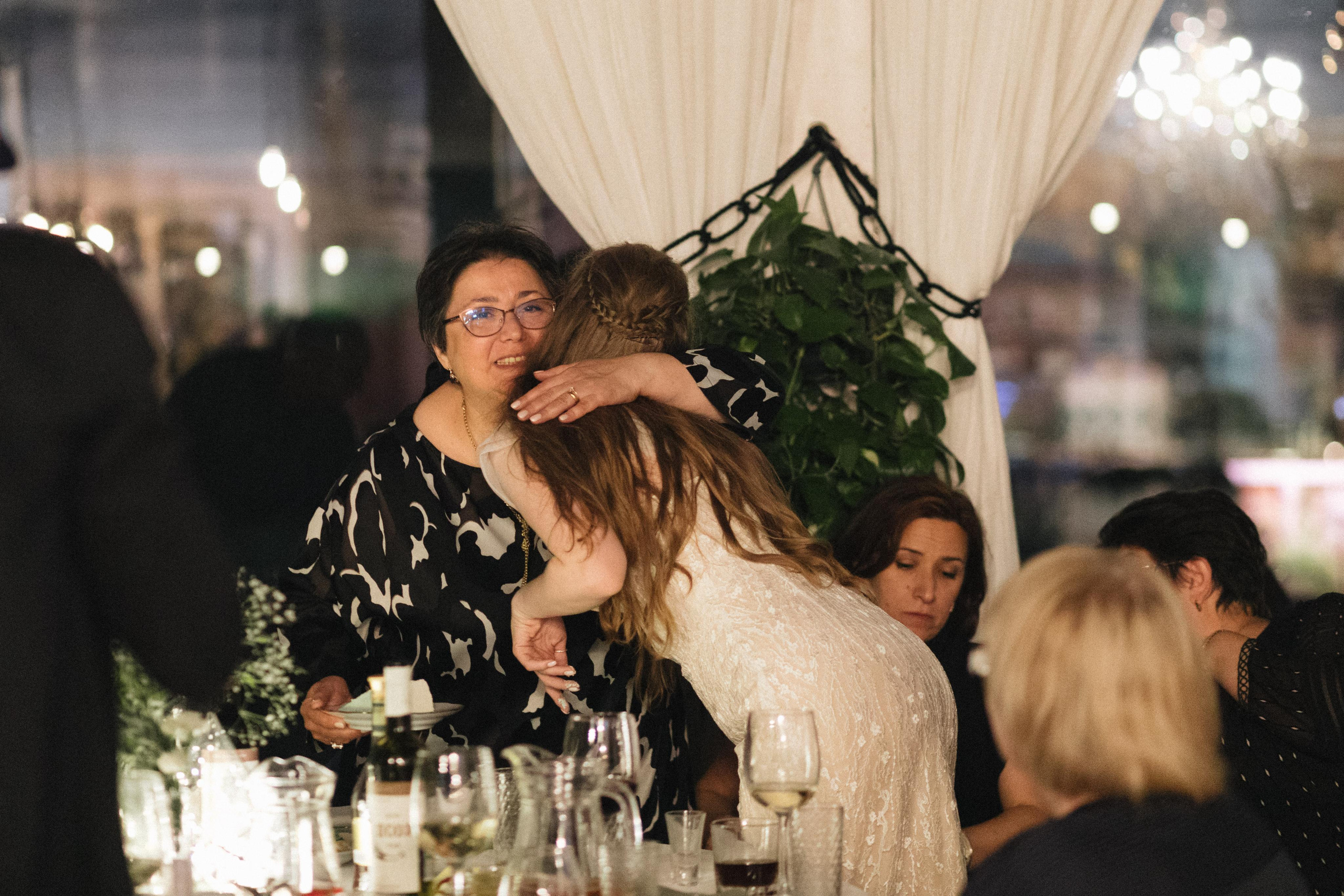 Касания и объятия прекрасное проявление любви. Свадебный фотограф в Москве Кристина Засухина