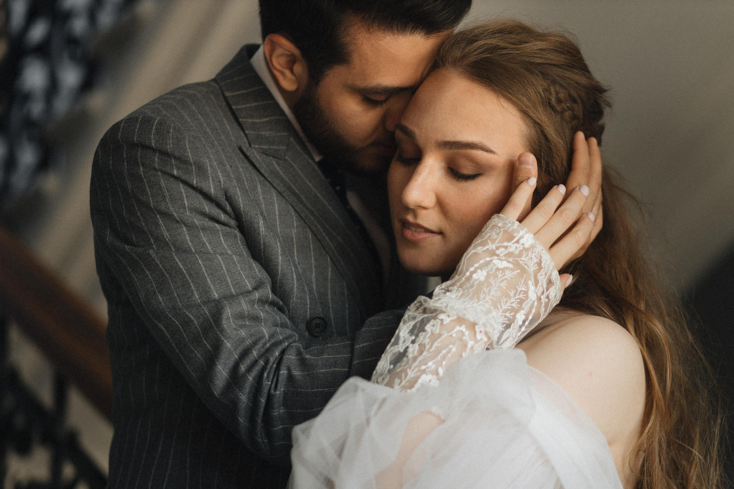 Касания и объятия прекрасное проявление любви. Свадебный фотограф в Москве Кристина Засухина
