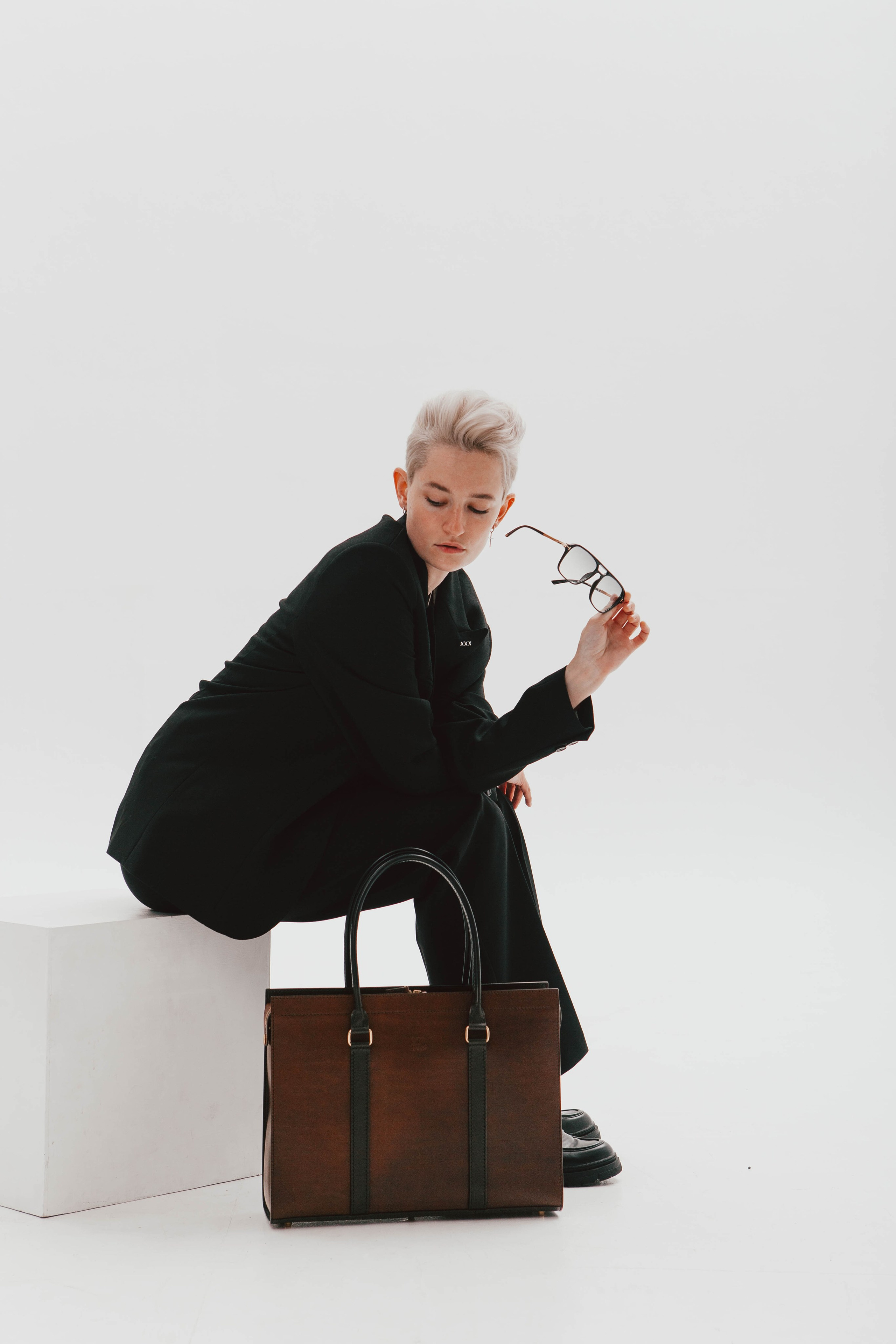 Анна Гречаная и изделие Дана Настаса 💼. Фотограф Ольга Крукле