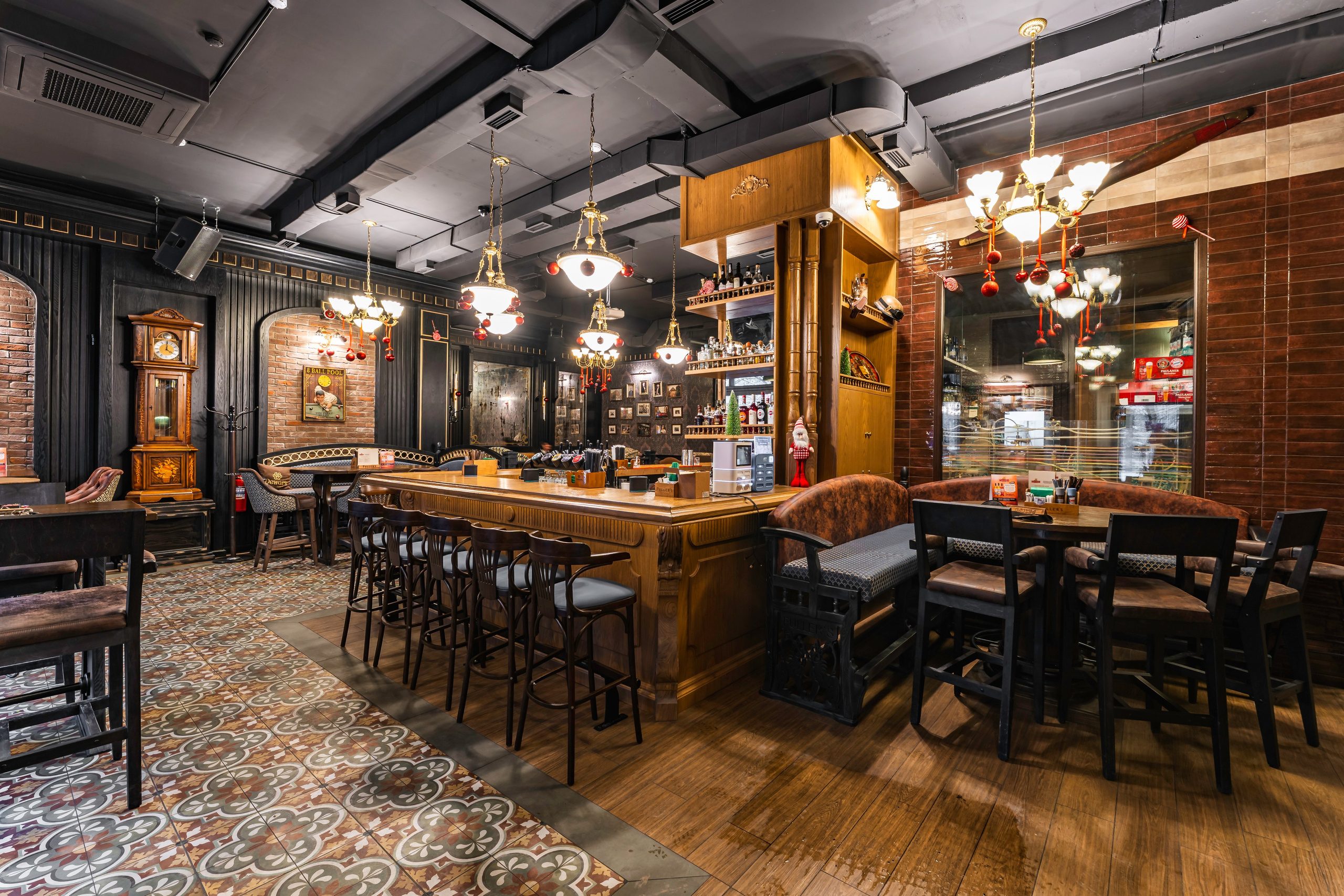 Алматы, Fuller's Izumrud — небольшой уютный паб в тихом районе, декабрь 2025. Интерьерный фотограф Алматы