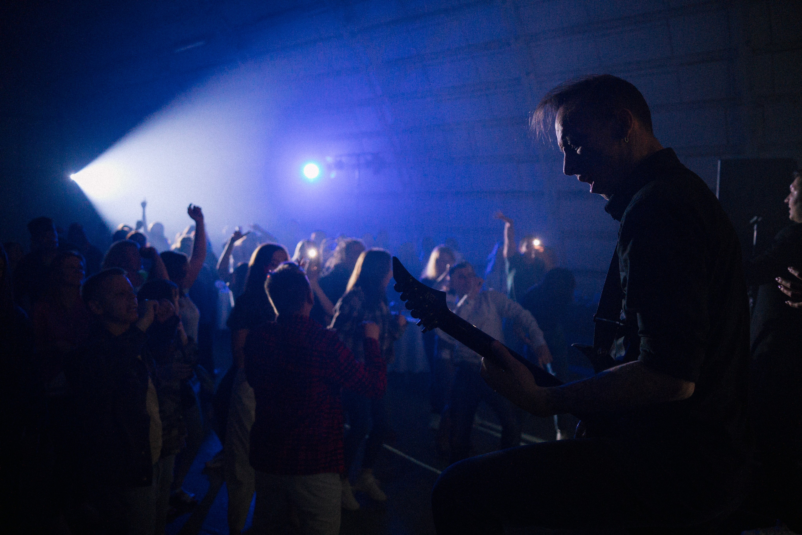 Фотография, сделанная во время профессиональной фотосессии. На ней изображена модель или группа людей в студии или на открытом воздухе. В кадре присутствуют студийное освещение и реквизит.