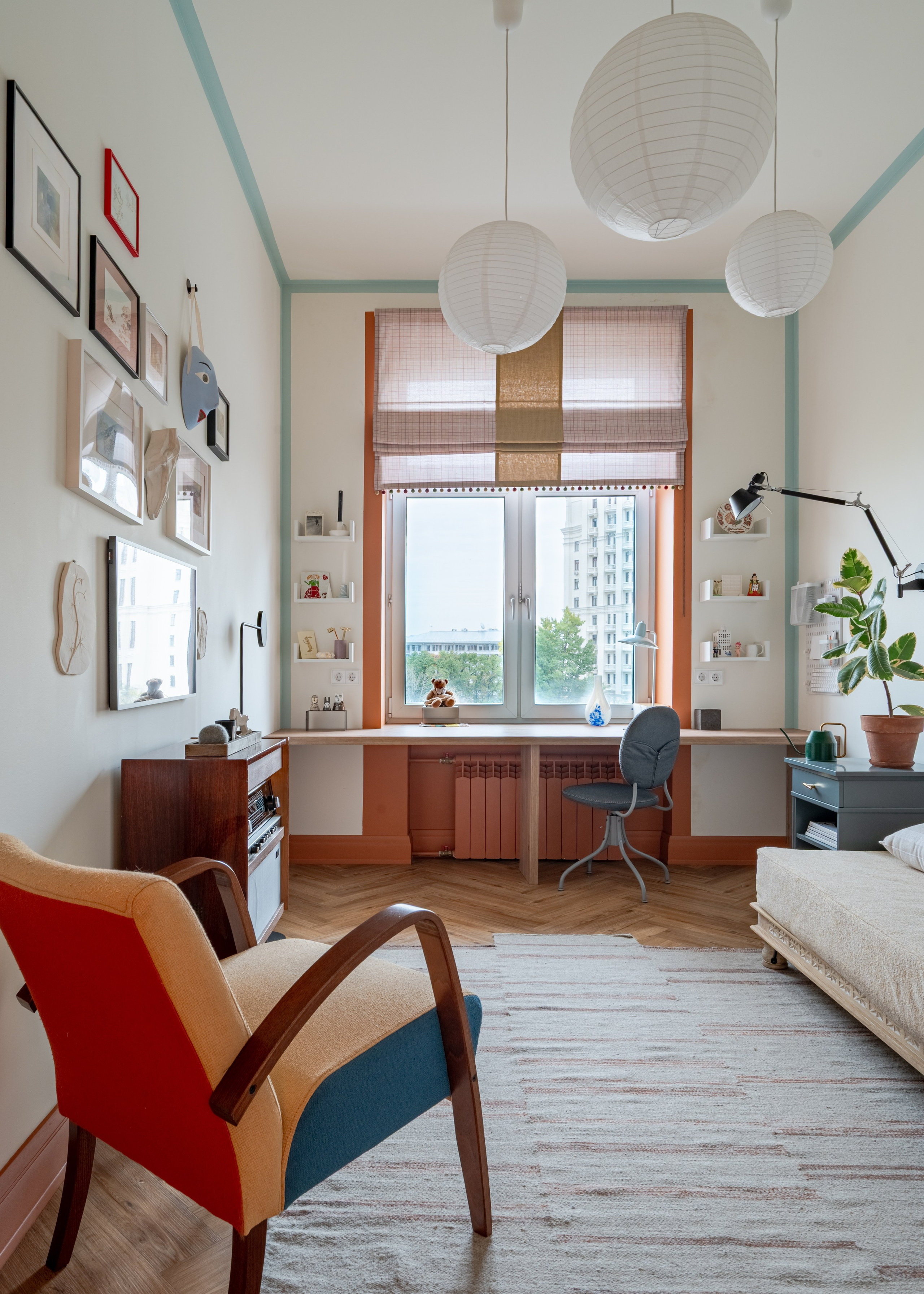 Рабочая зона у окна, интерьерная фотография Артура Попова.