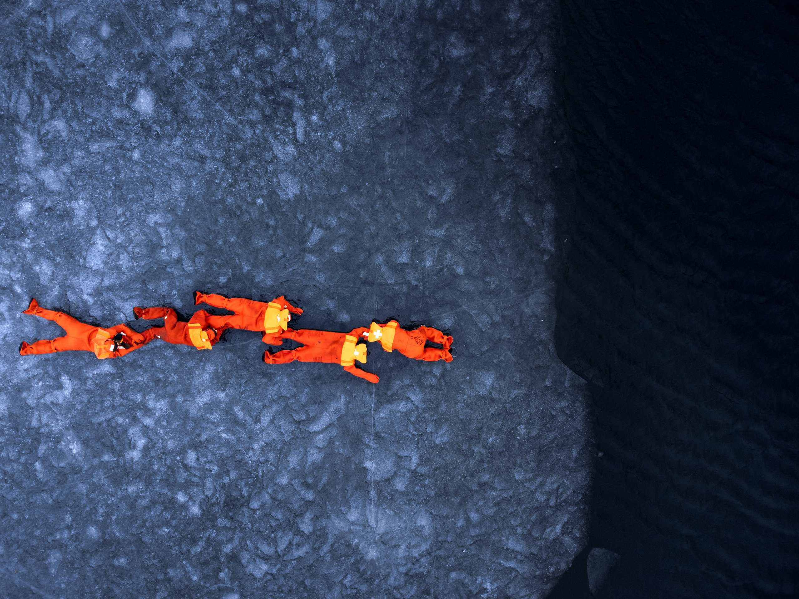 Люди купаются среди льдин, в спасательных оранжевых термо костюмах, айс флоатинг Ярославль