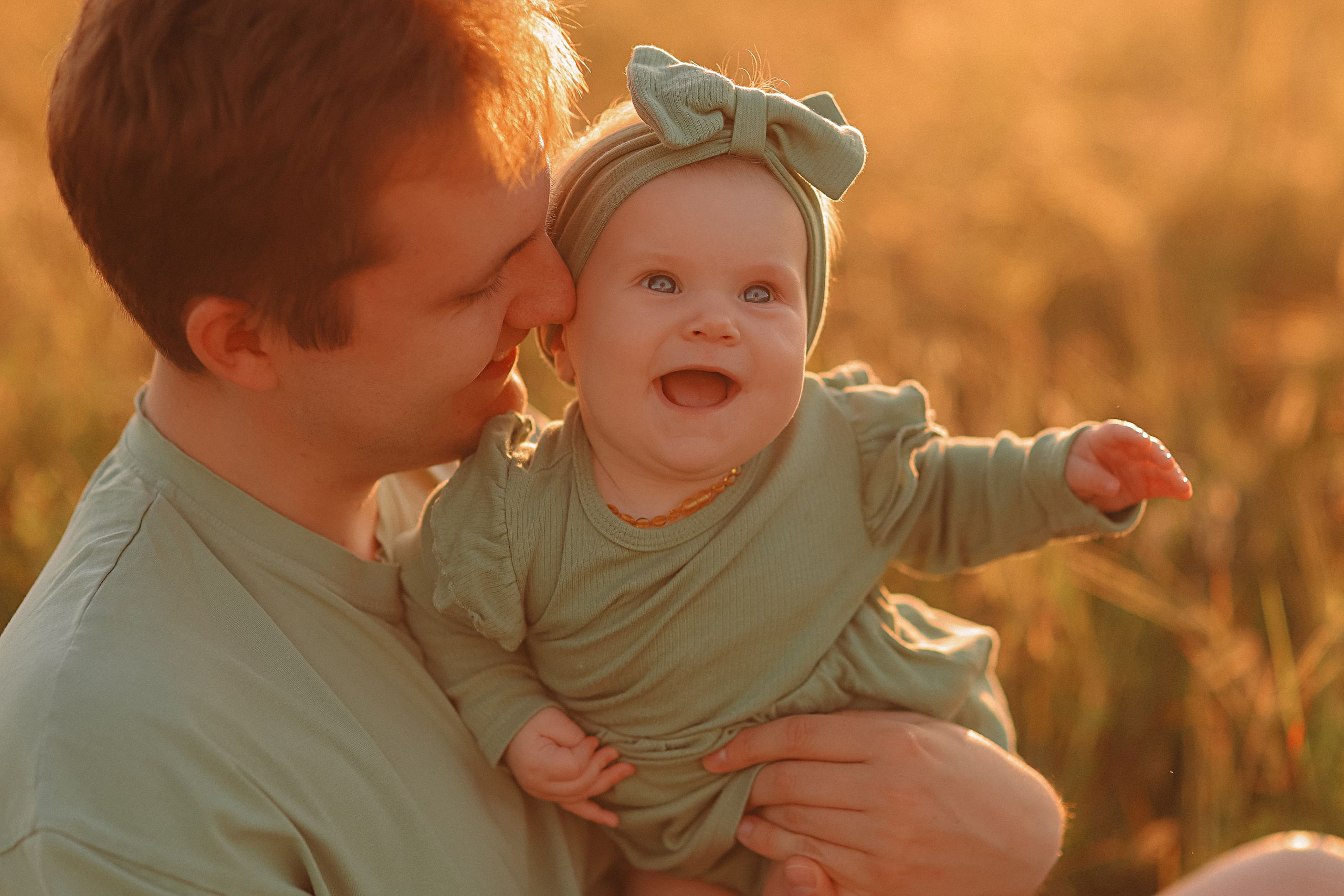 Закатное поле семейная. Семейный фотограф Тюмень, фотограф на роды Салмина Мария