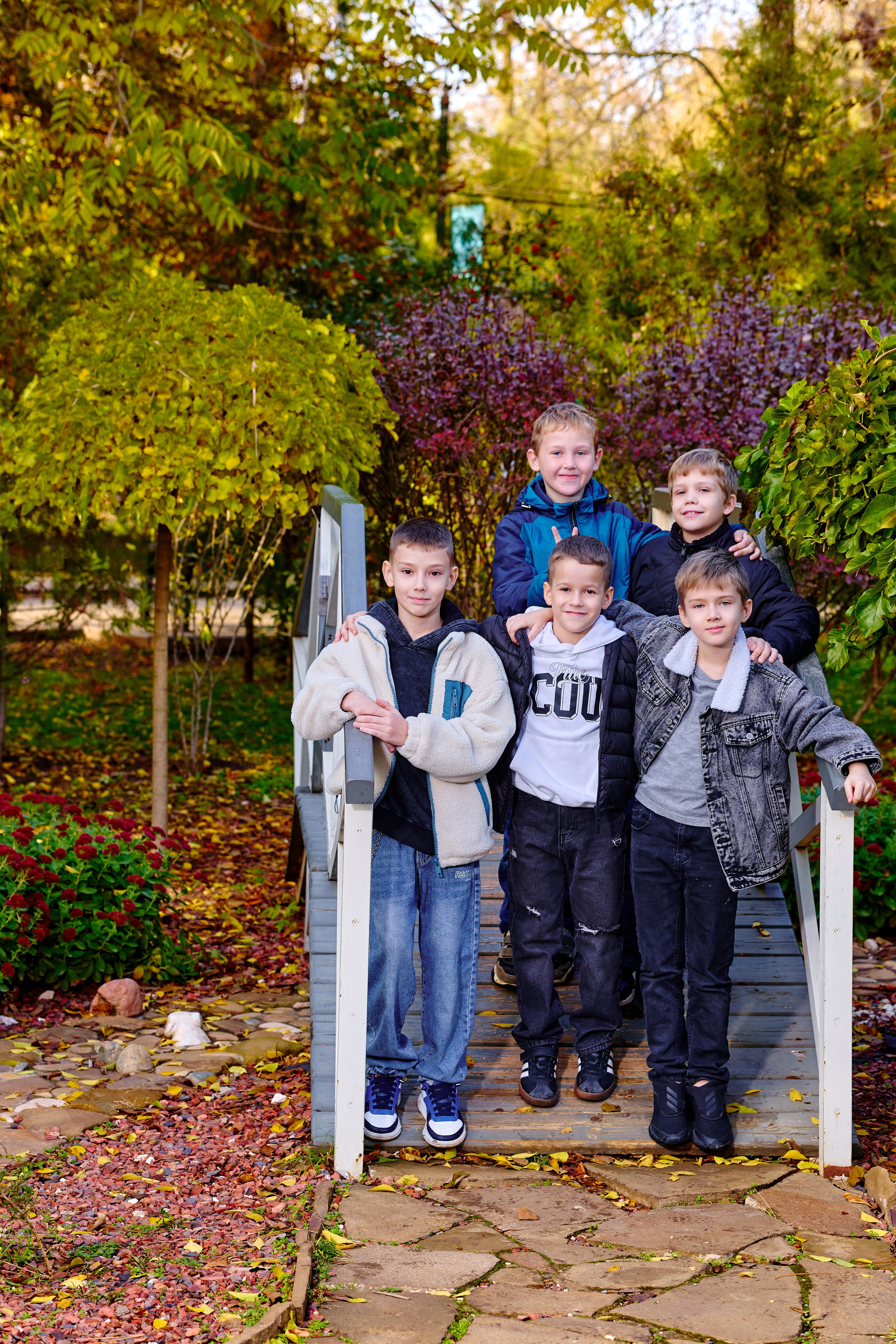 Прогулка в парке классом. Фотограф Выпускные альбомы Таганрог Сергей Коробченко